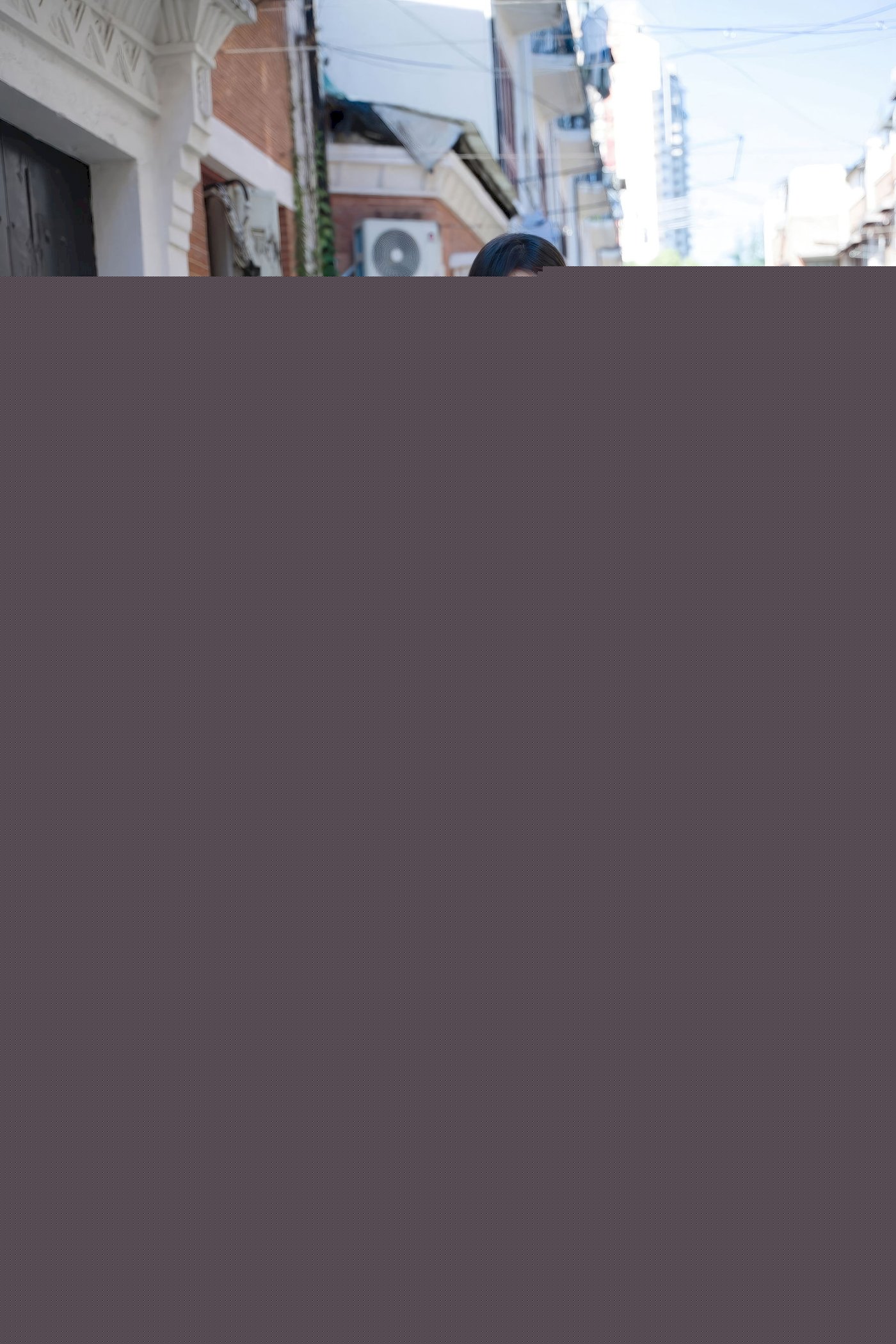 新人章芃芃 - 白衬衫+黑色短裙性感写真