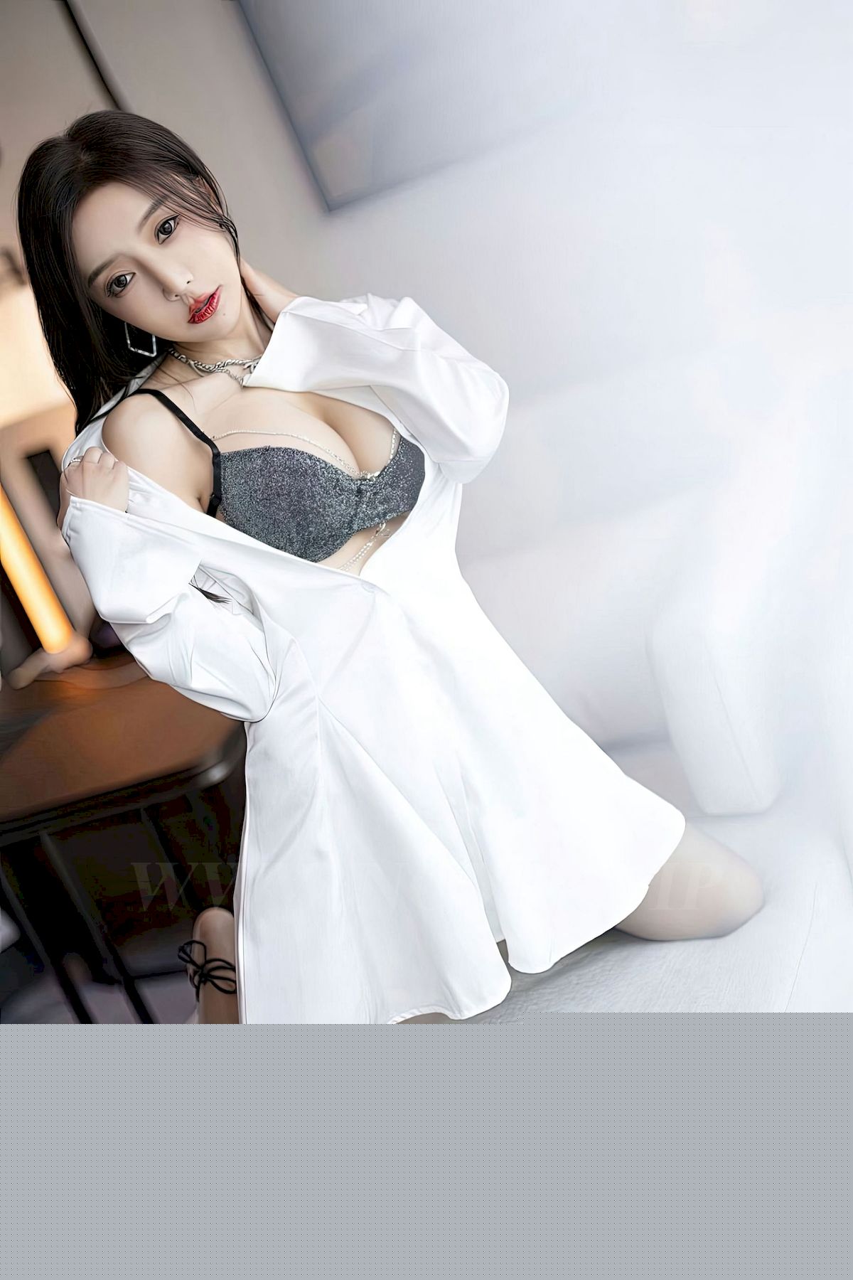 王馨瑶yanni - 灰丝+白色服饰性感写真