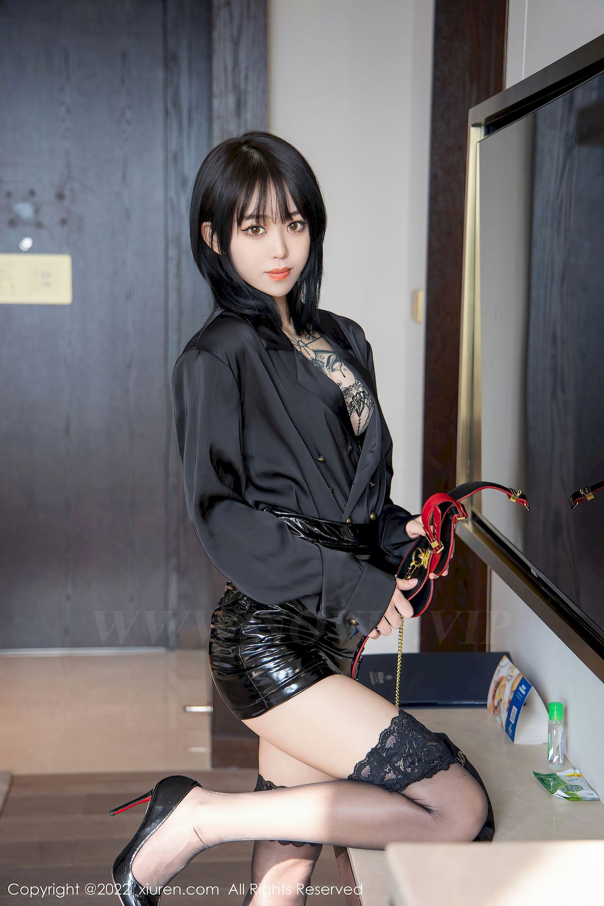 模特奶瓶子 - 黑丝美腿+黑色皮裙性感写真