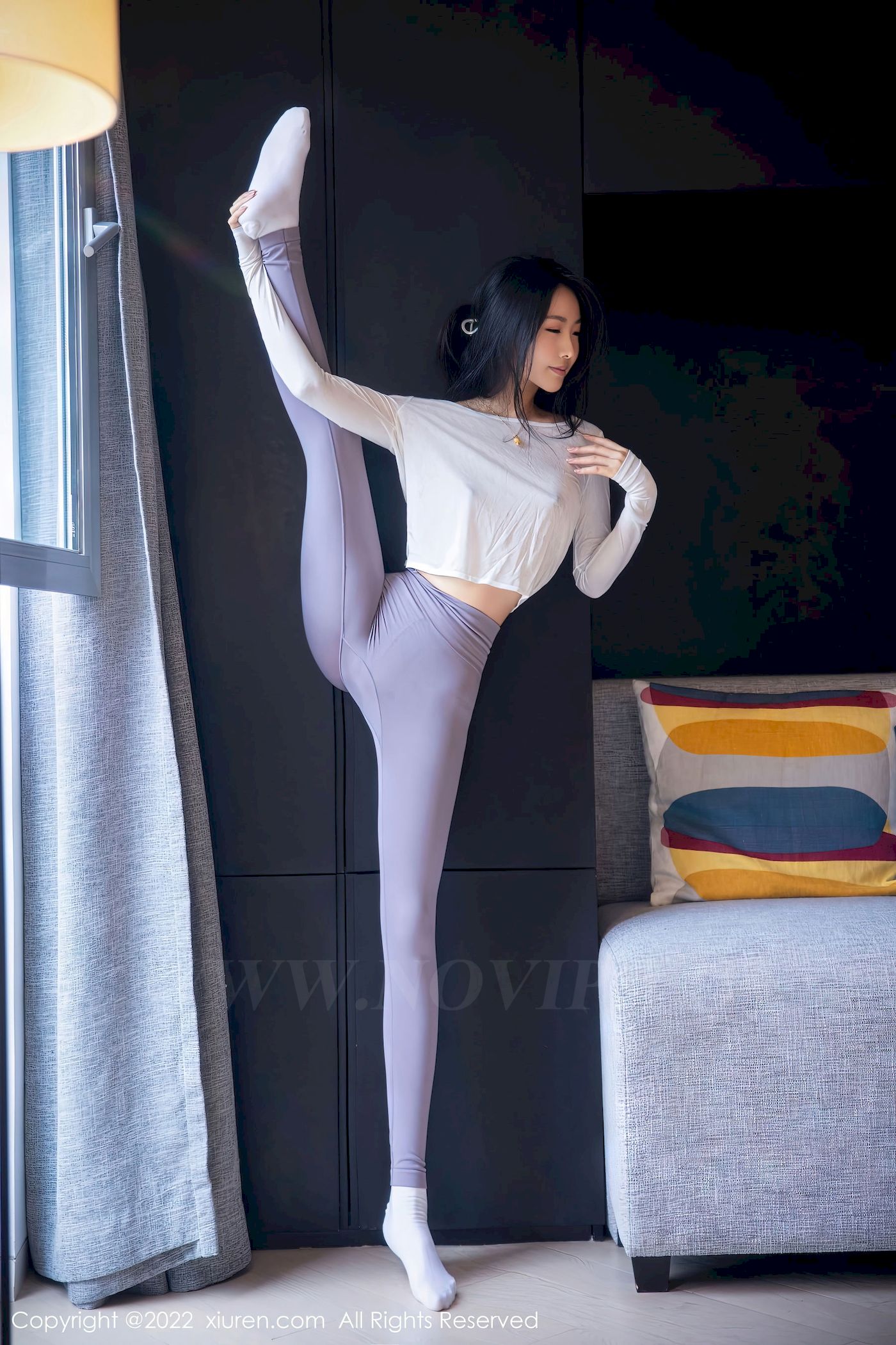 新人苏苏阿 - 白色上衣+灰色瑜伽裤首套写真