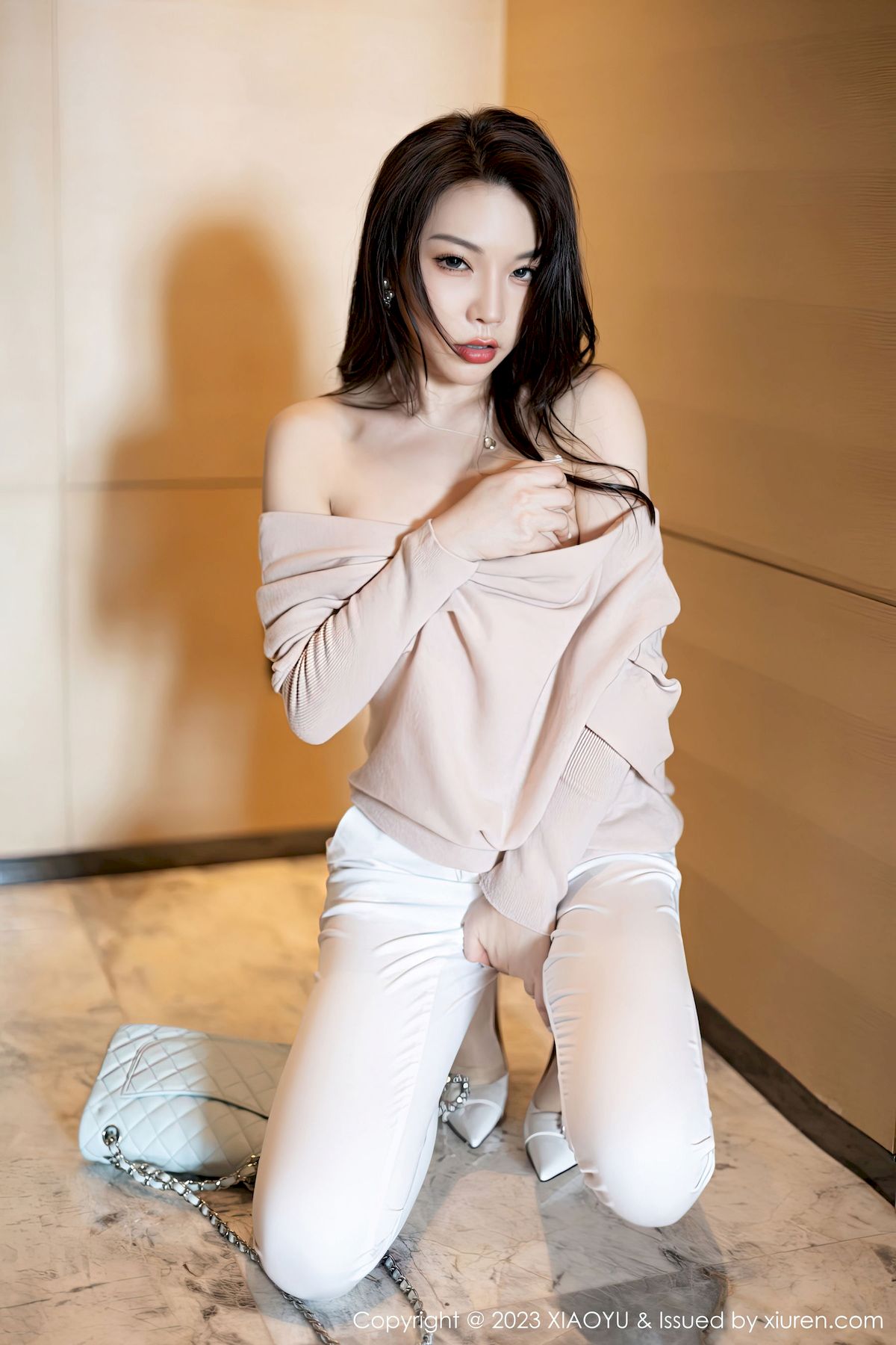 徐莉芝Booty - 暖色上衣+白色长裤性感写真
