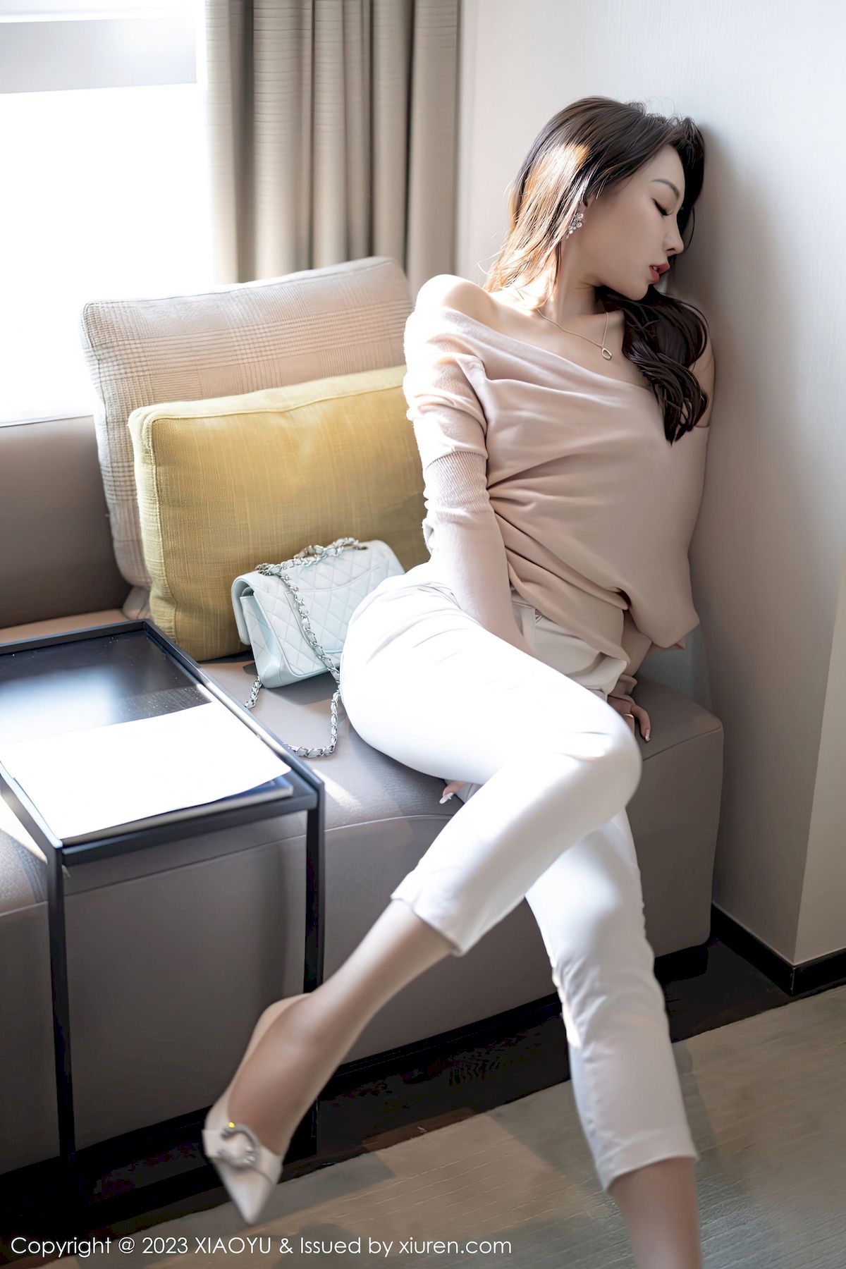 徐莉芝Booty - 暖色上衣+白色长裤性感写真