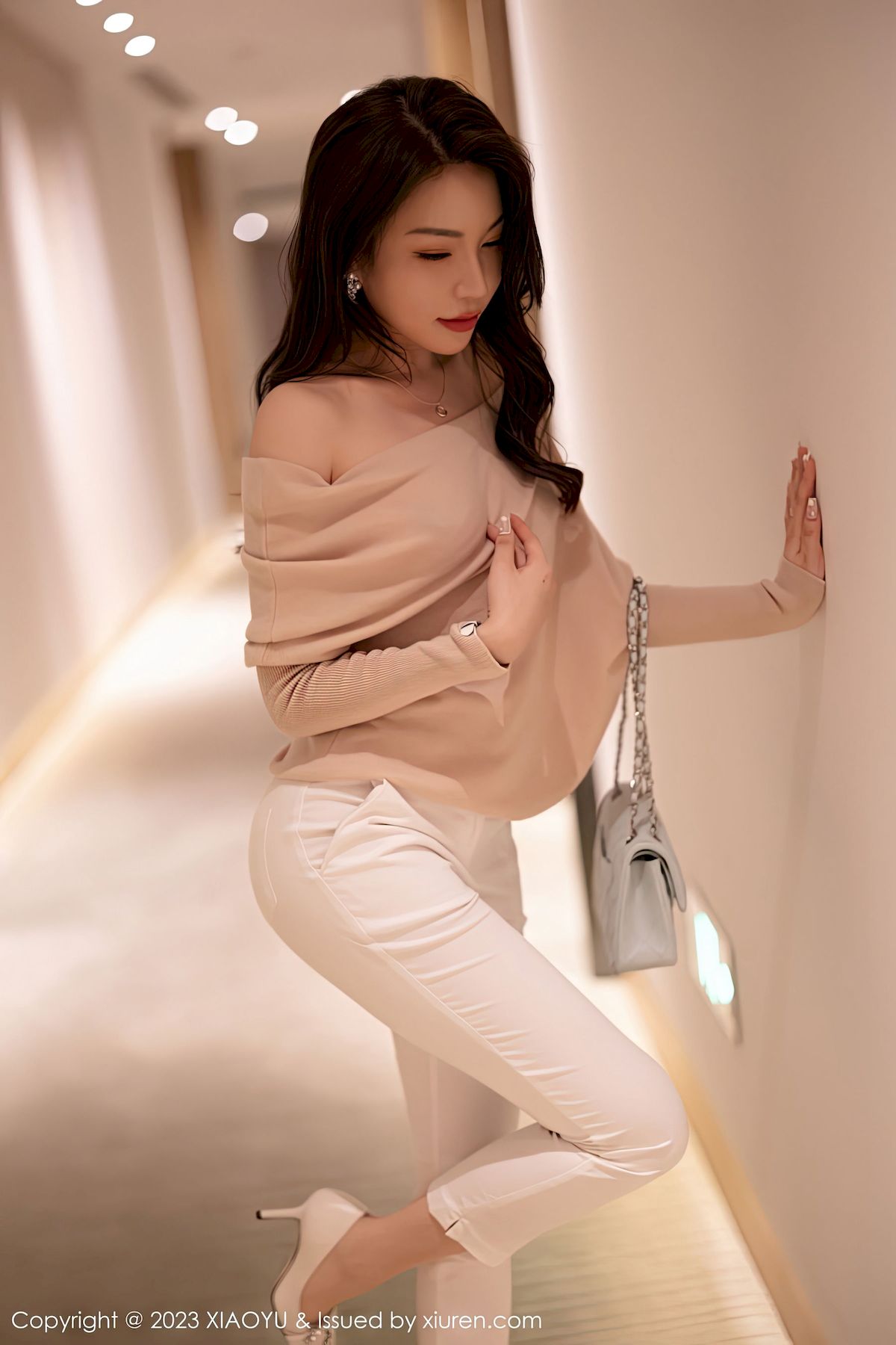 徐莉芝Booty - 暖色上衣+白色长裤性感写真