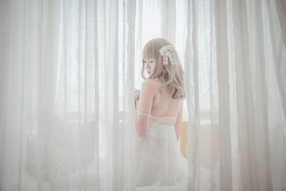 图片[9]-性感人气COSER Yoko宅夏Cos – 白色丝质连衣裙 – COSPLAY-御萝部落