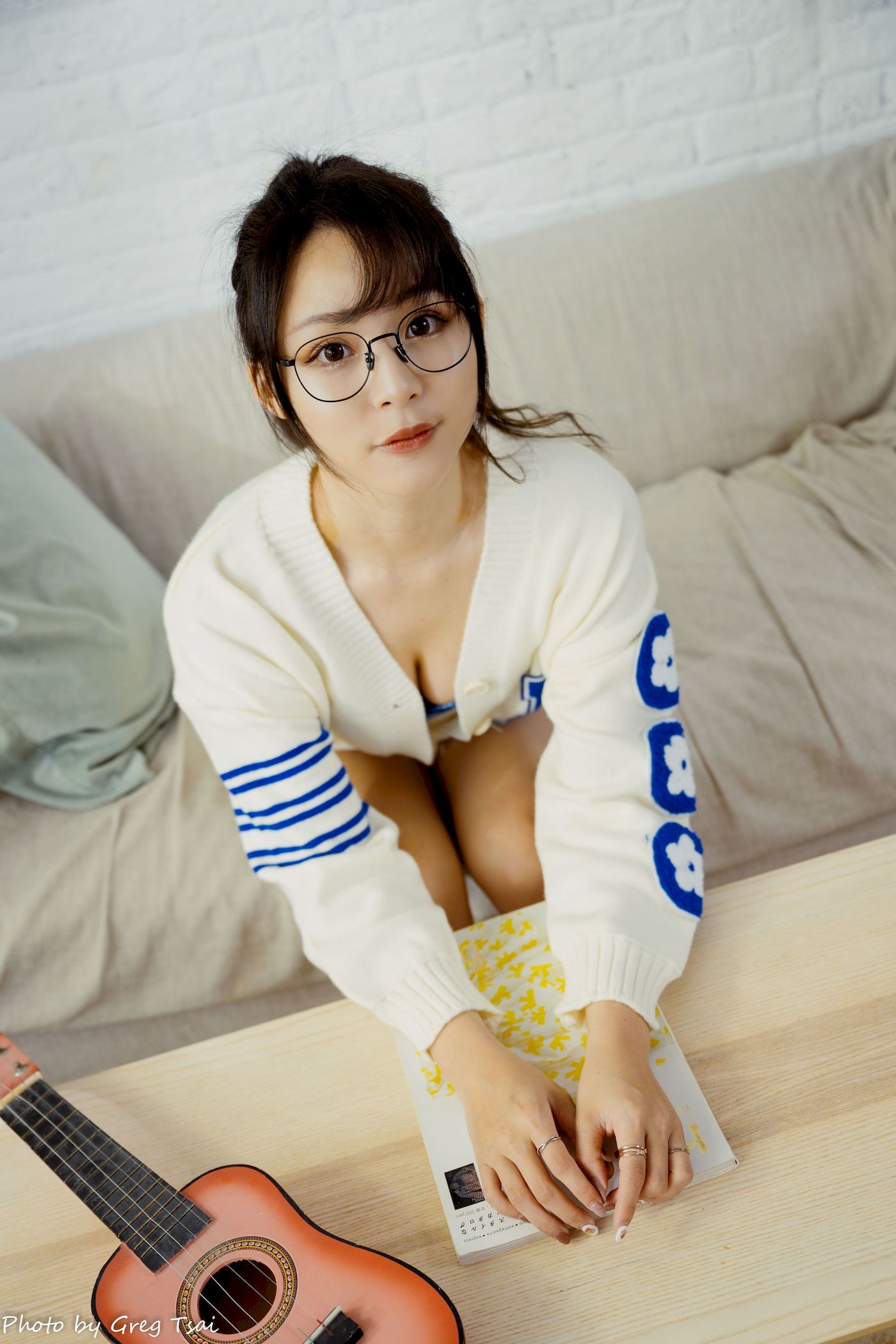 Ashley素色毛衣搭配白色百褶裙居家写真