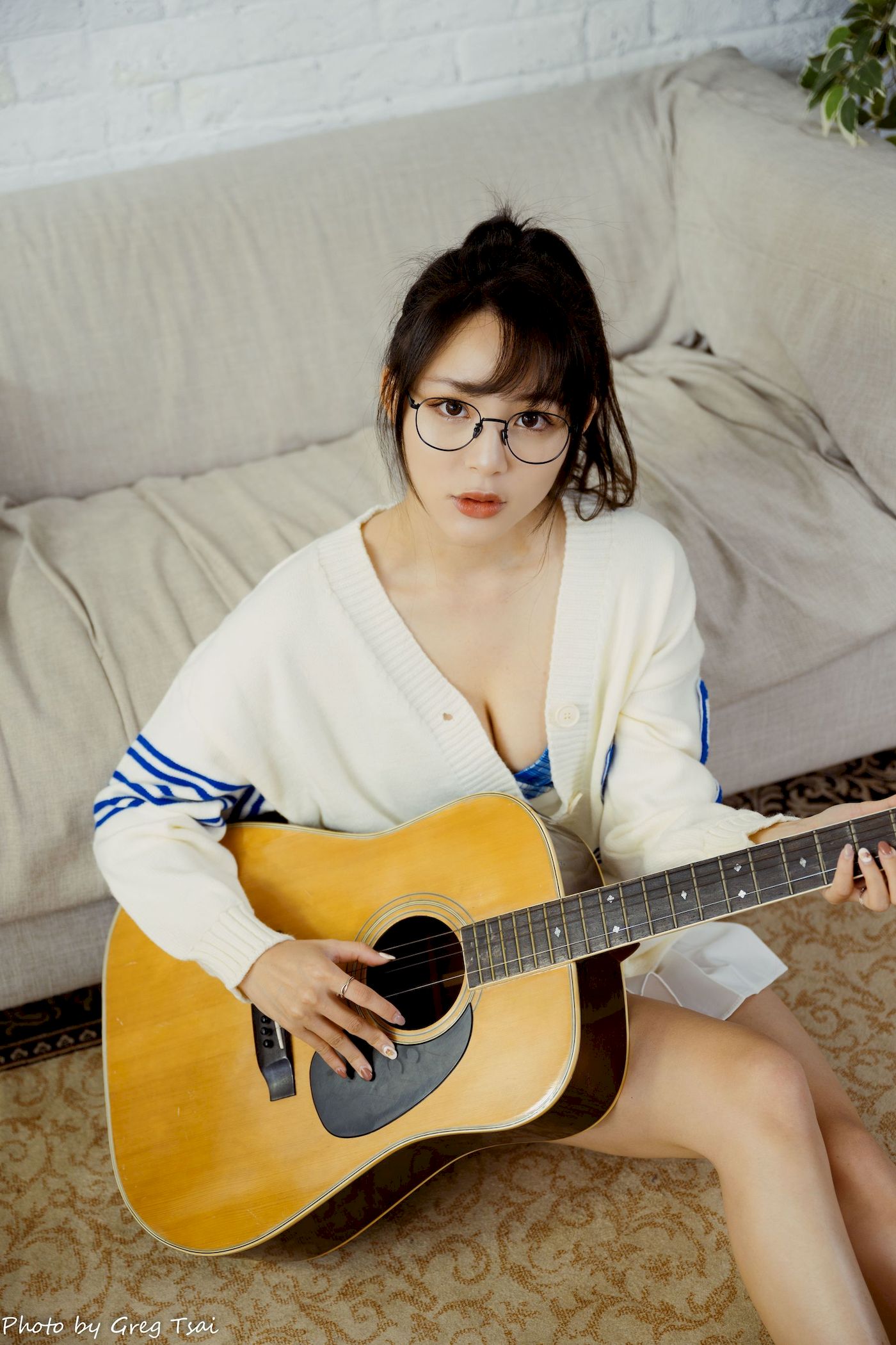 Ashley素色毛衣搭配白色百褶裙居家写真