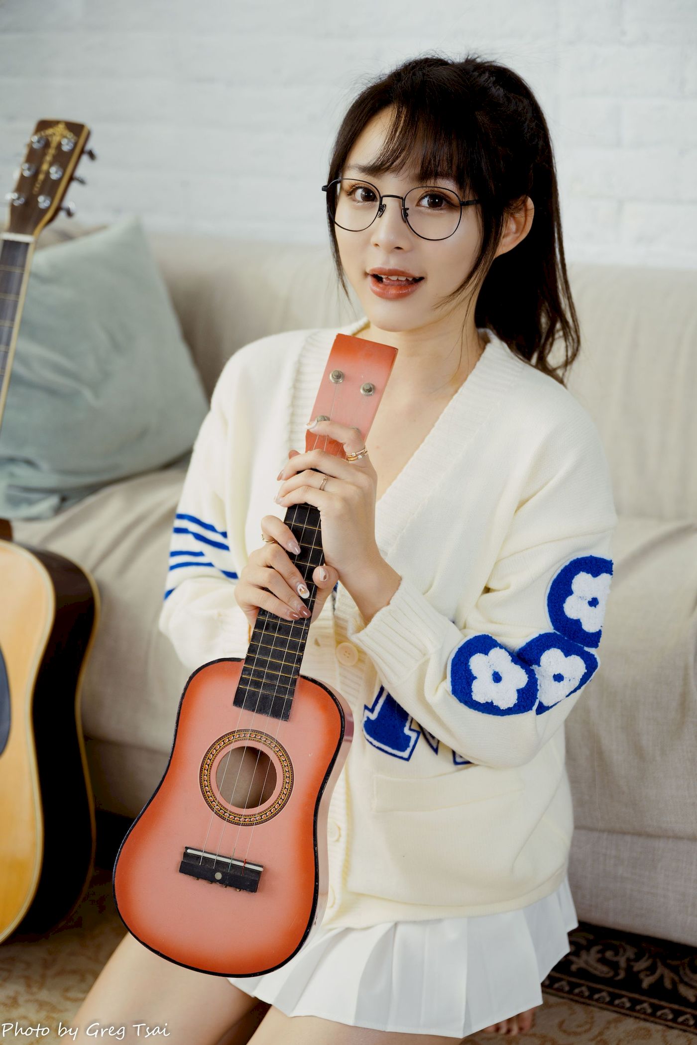 Ashley素色毛衣搭配白色百褶裙居家写真