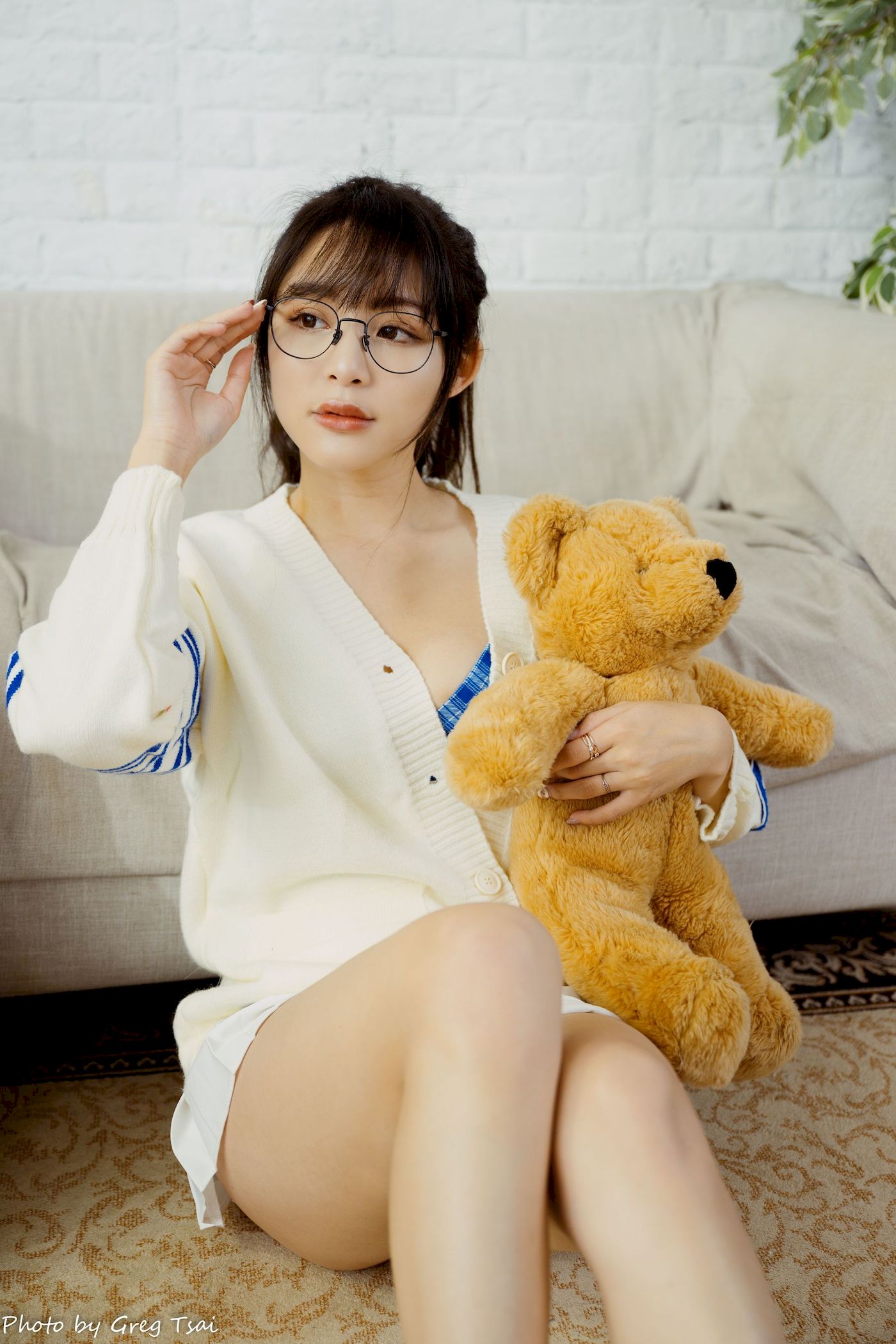 Ashley素色毛衣搭配白色百褶裙居家写真