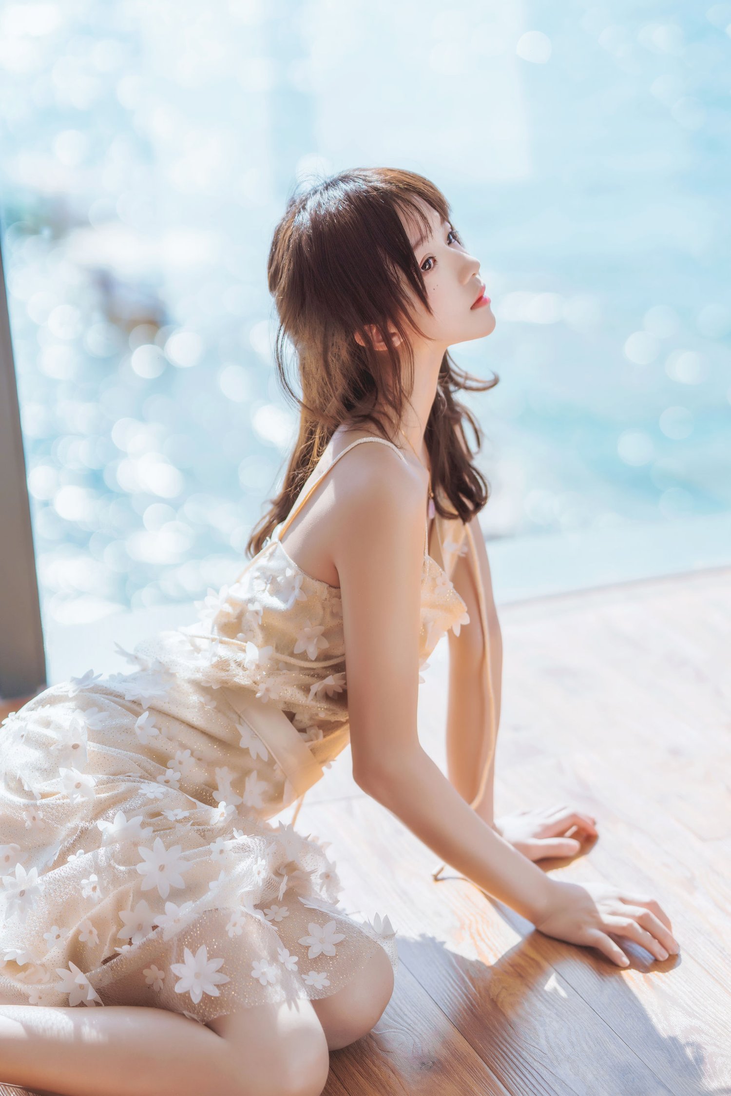 桜桃喵白色吊带长裙阳光系列户外写真