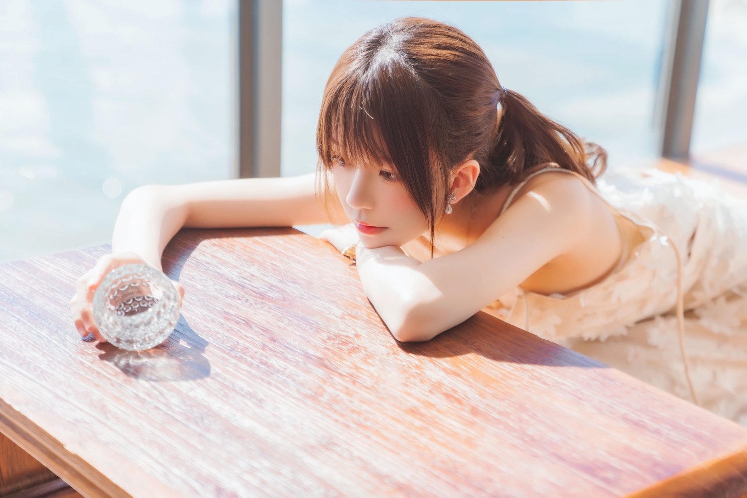 桜桃喵白色吊带长裙阳光系列户外写真