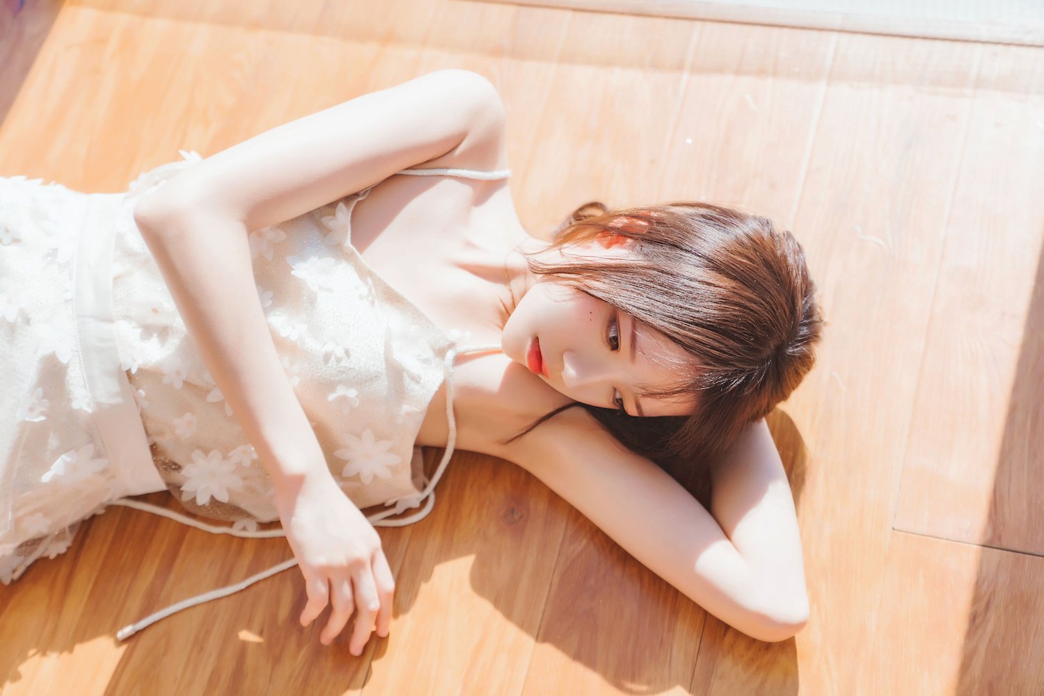 桜桃喵白色吊带长裙阳光系列户外写真