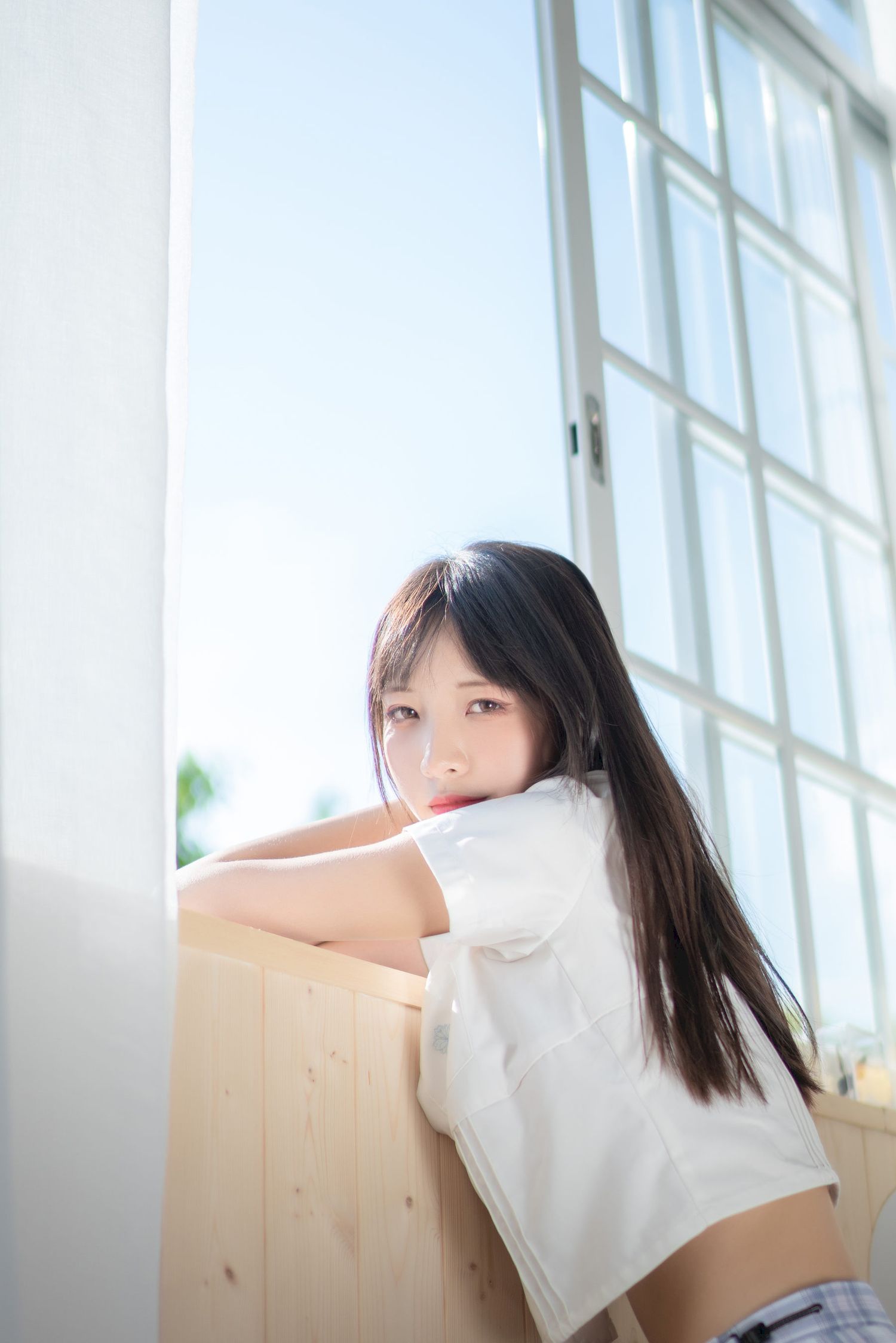 西呱呀呀呀学生制服搭配白色丝袜写真