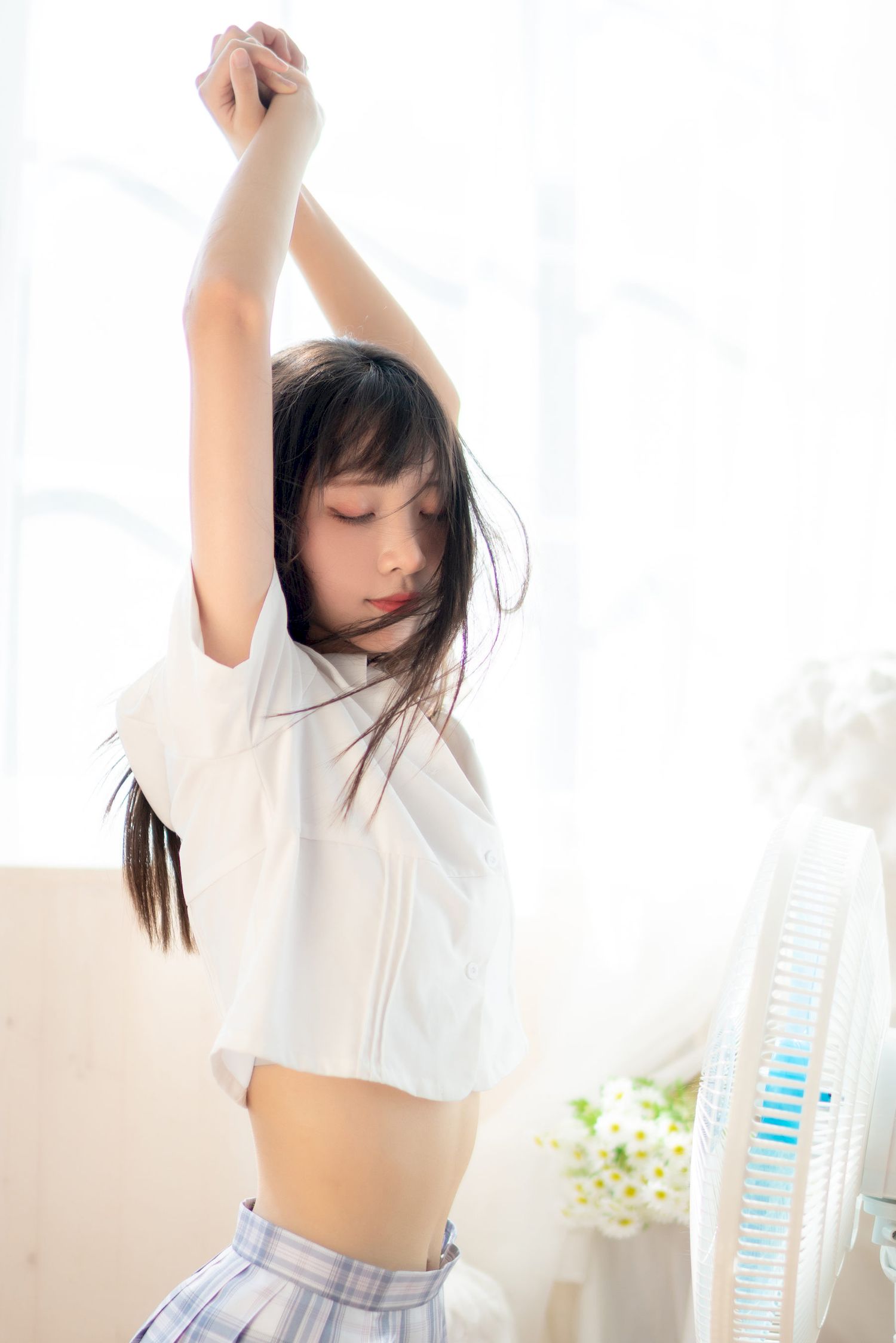 西呱呀呀呀学生制服搭配白色丝袜写真