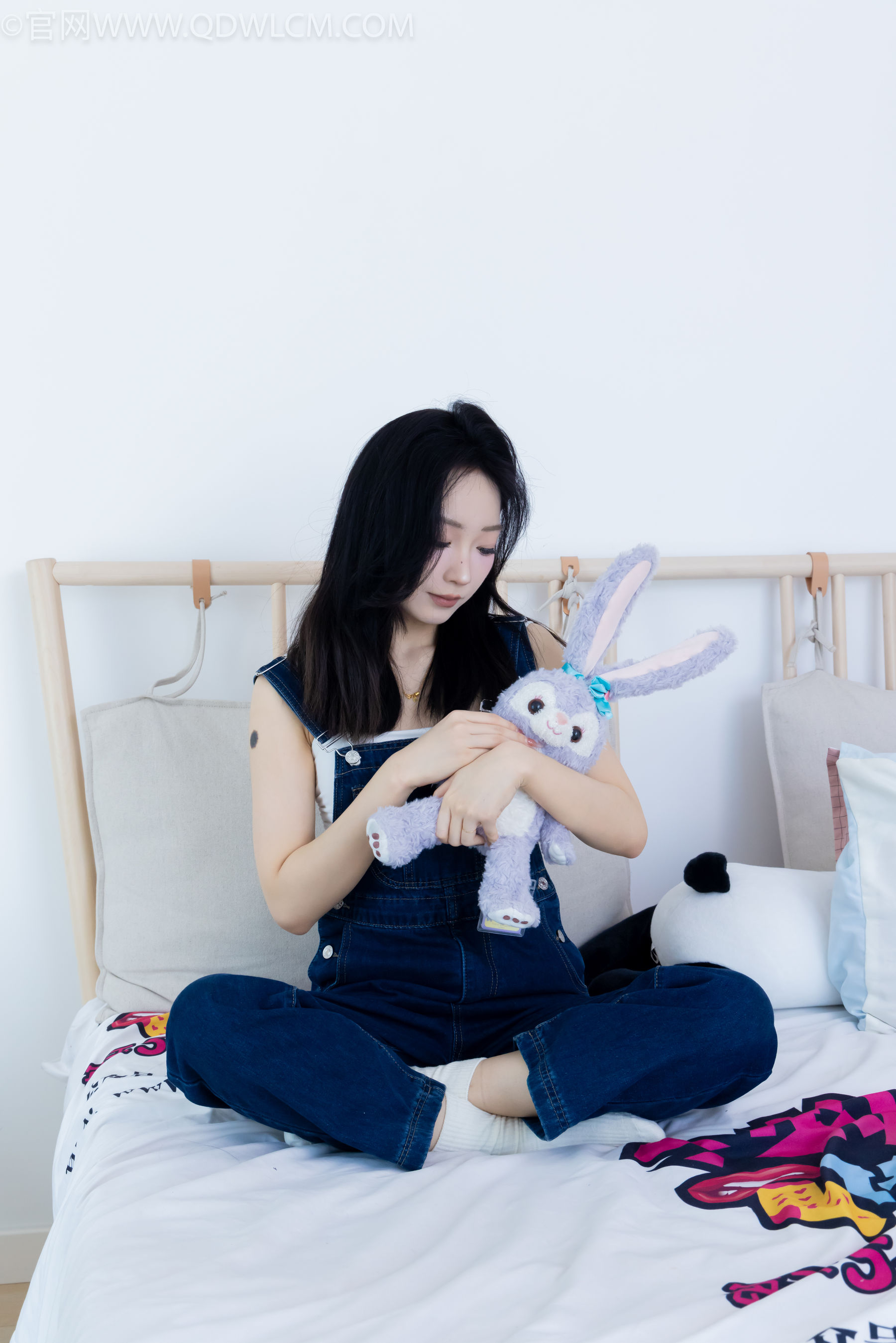 正妹嘟嘟牛仔背带裤居家女友视角写真