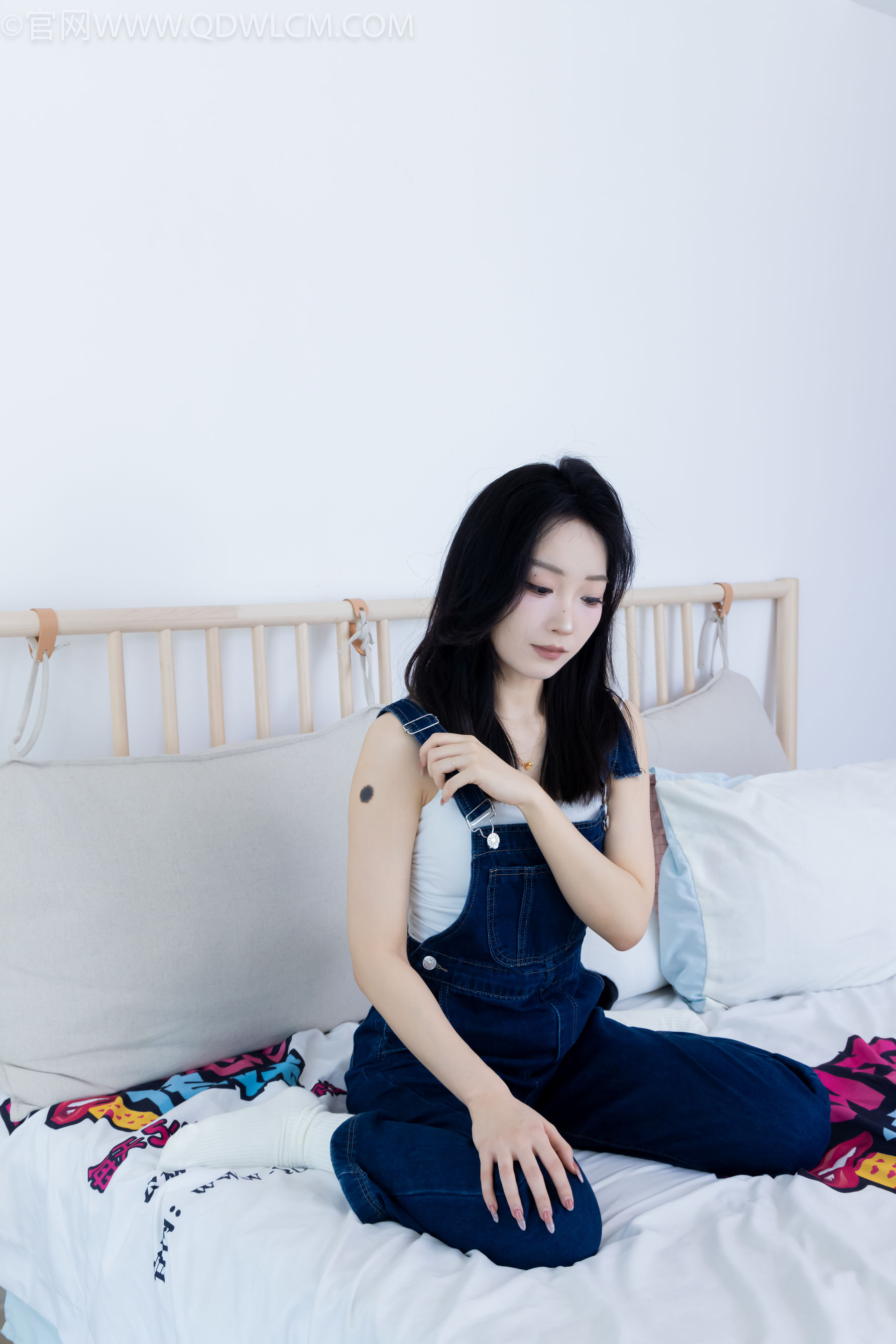 正妹嘟嘟牛仔背带裤居家女友视角写真