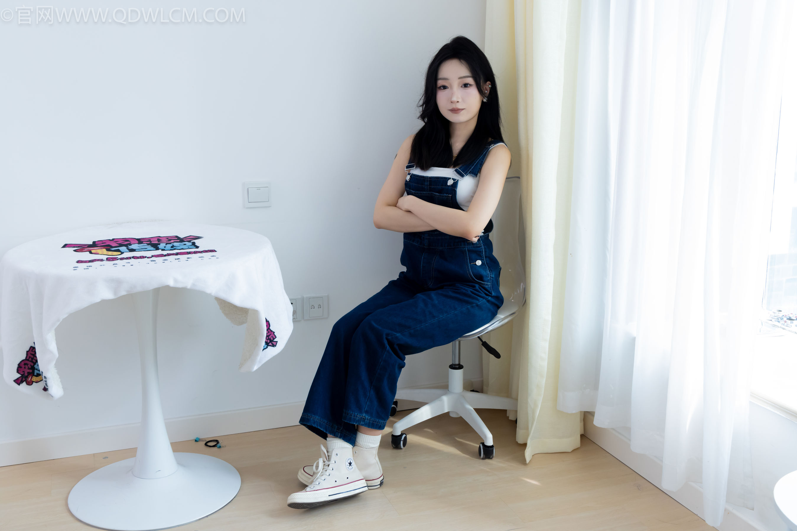 正妹嘟嘟牛仔背带裤居家女友视角写真