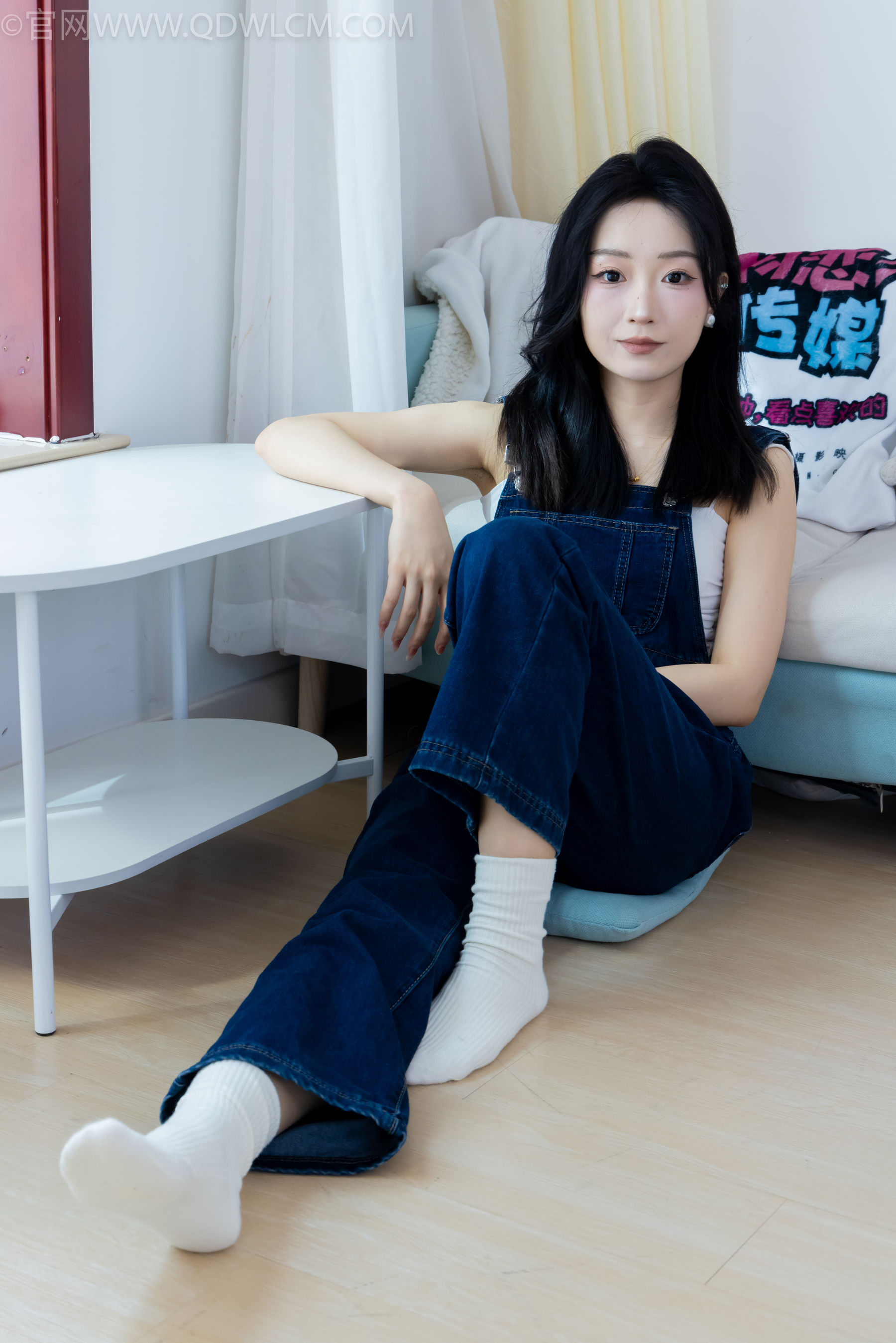 正妹嘟嘟牛仔背带裤居家女友视角写真
