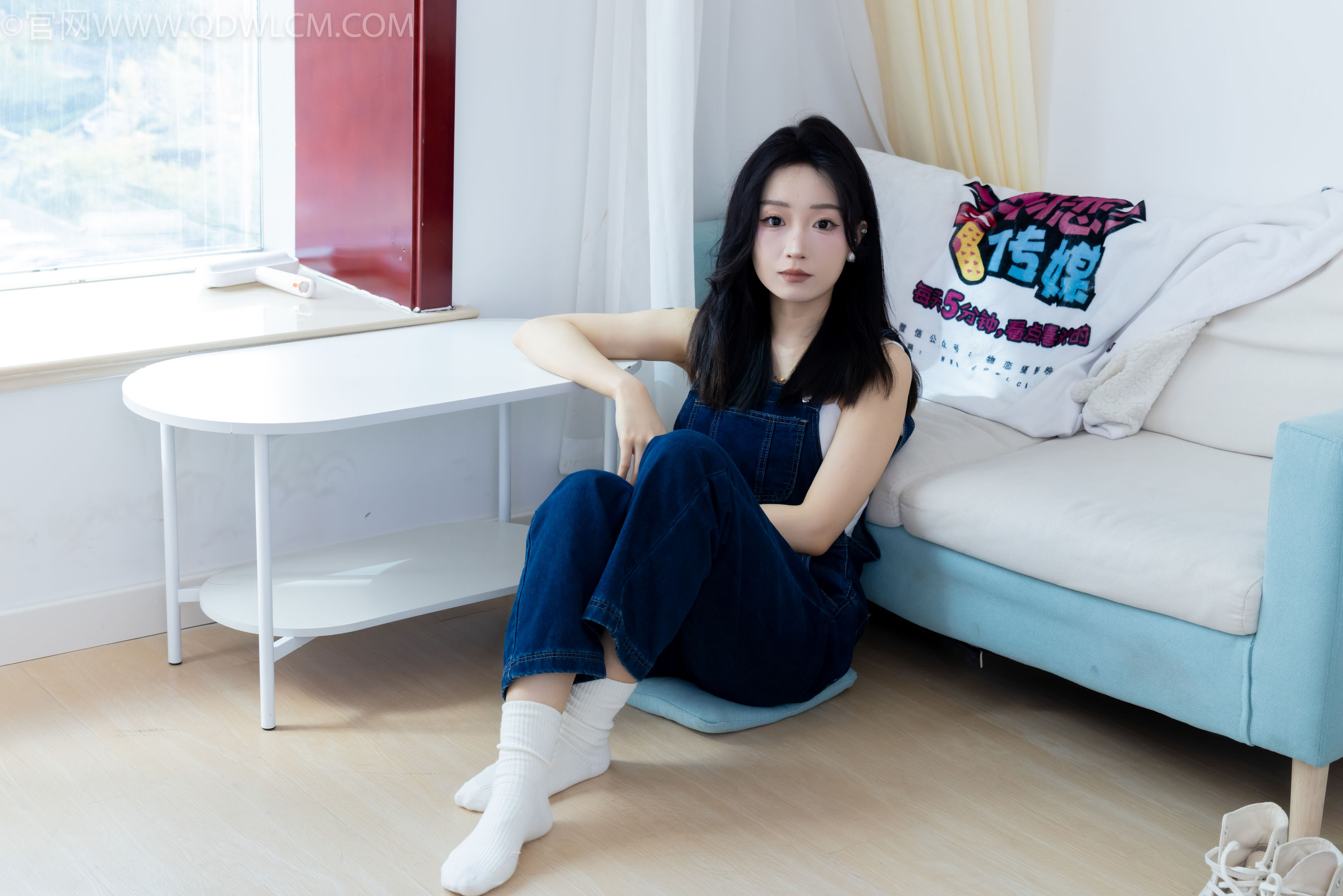 正妹嘟嘟牛仔背带裤居家女友视角写真