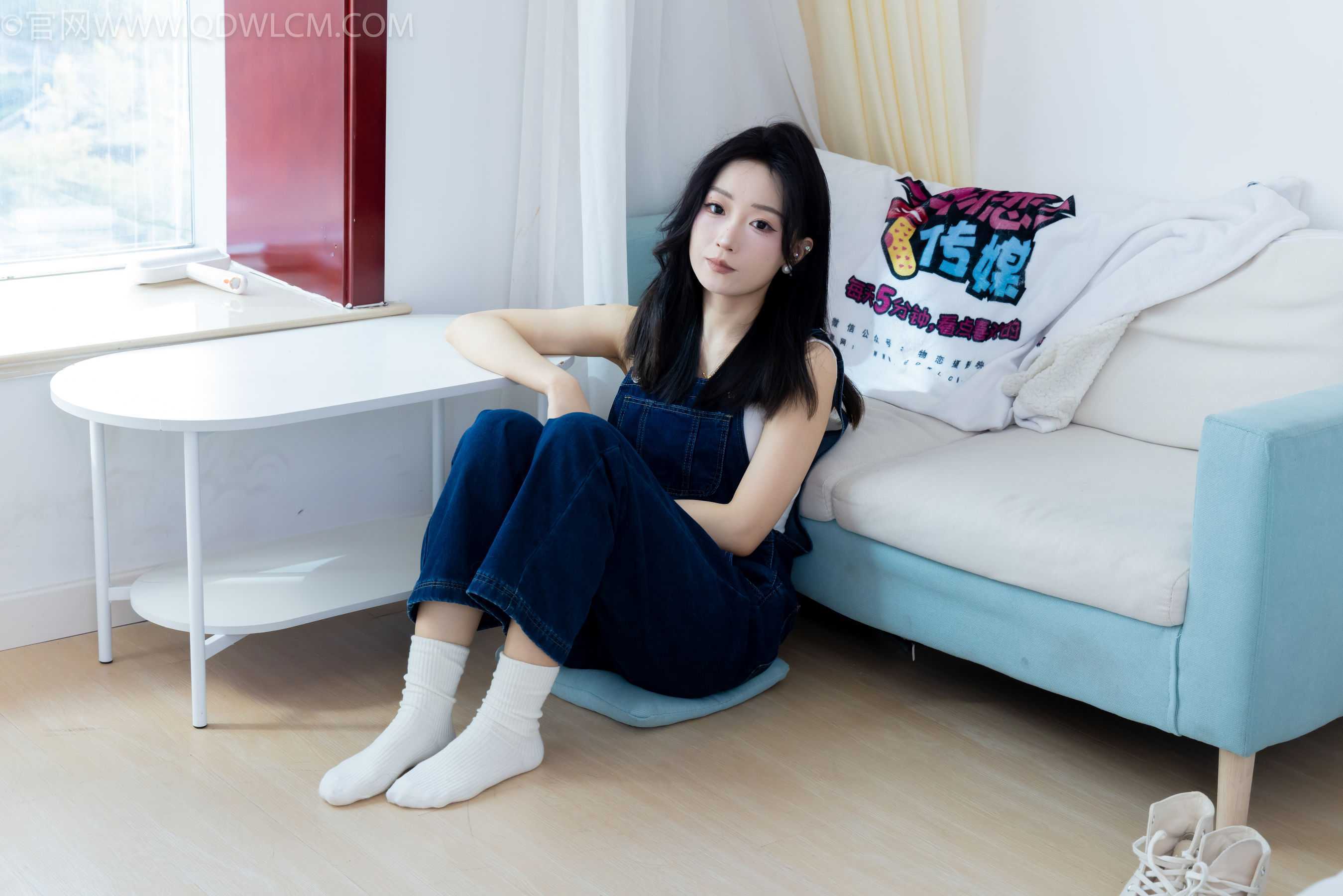 正妹嘟嘟牛仔背带裤居家女友视角写真