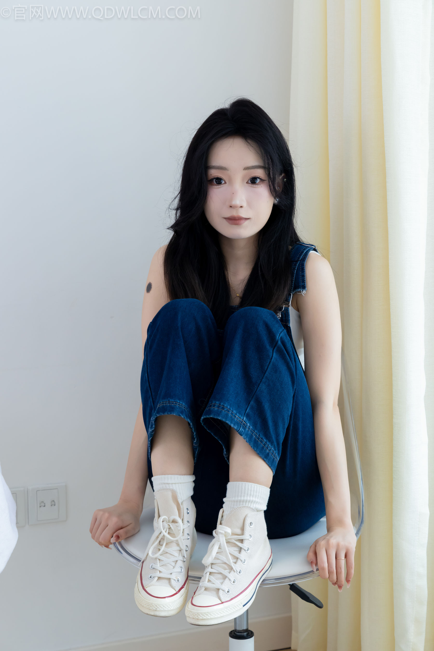 正妹嘟嘟牛仔背带裤居家女友视角写真