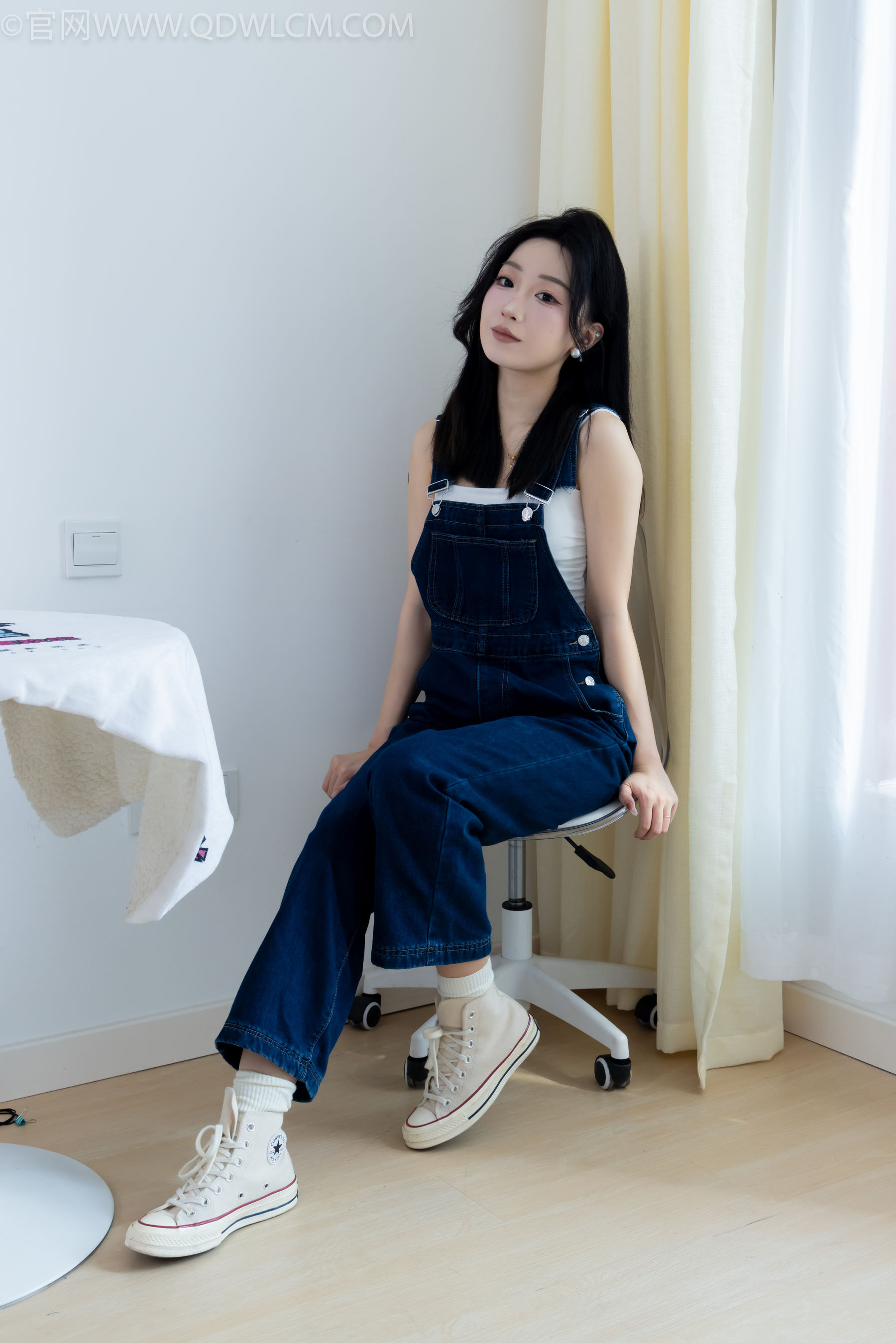 正妹嘟嘟牛仔背带裤居家女友视角写真