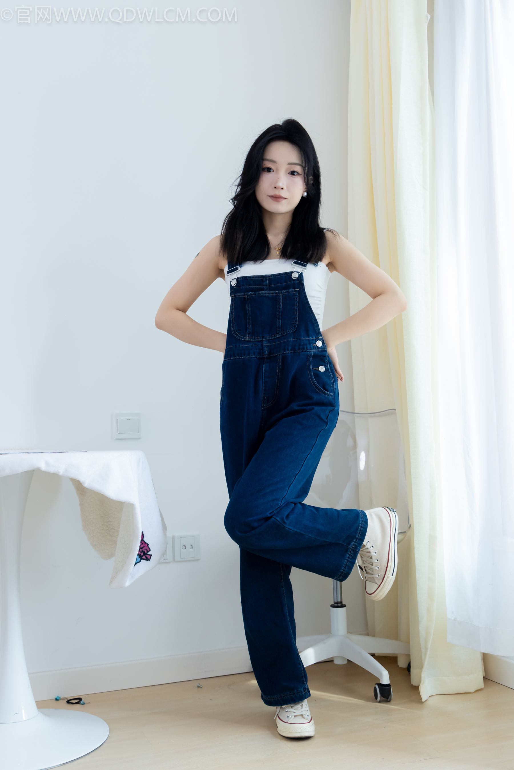 正妹嘟嘟牛仔背带裤居家女友视角写真