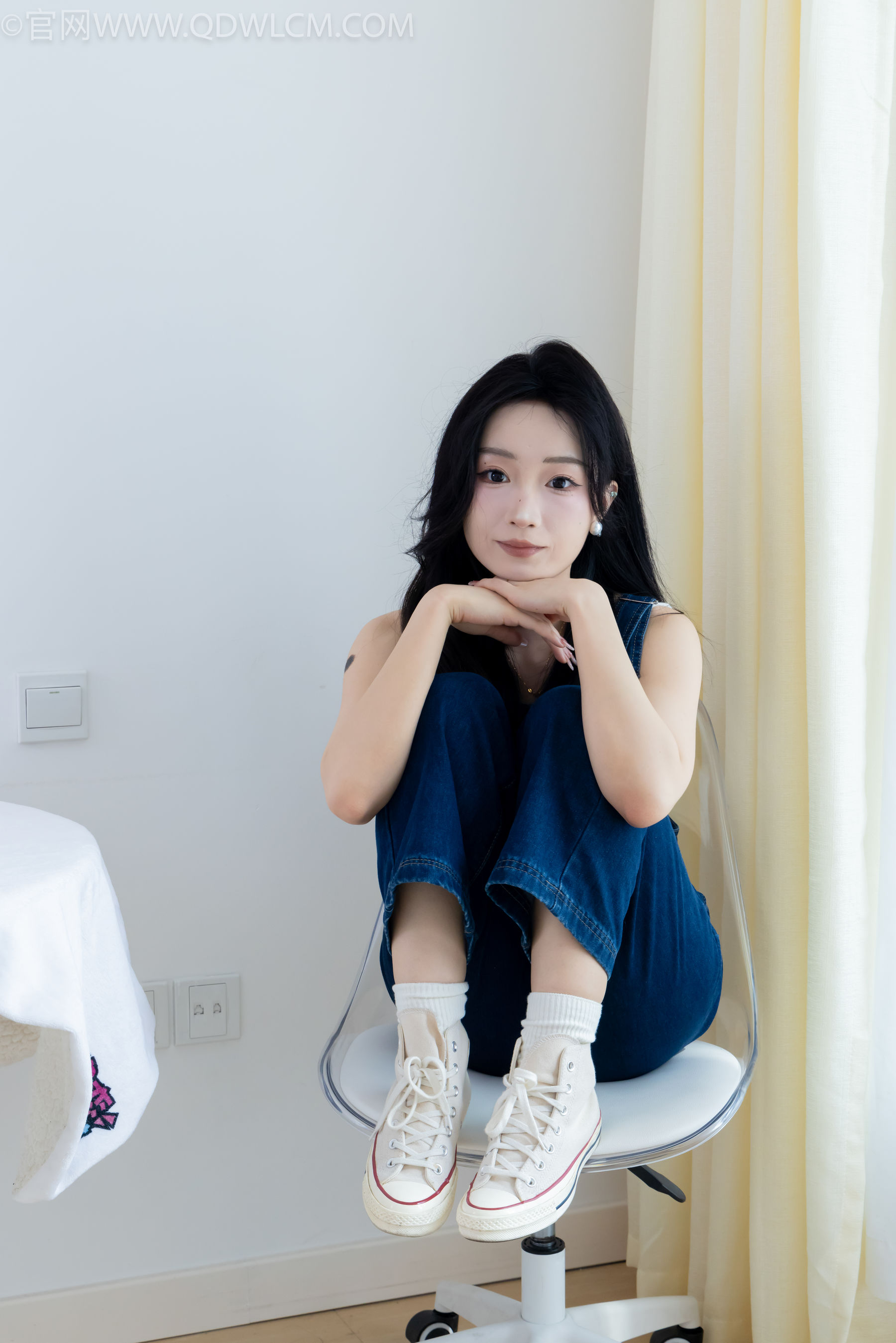 正妹嘟嘟牛仔背带裤居家女友视角写真