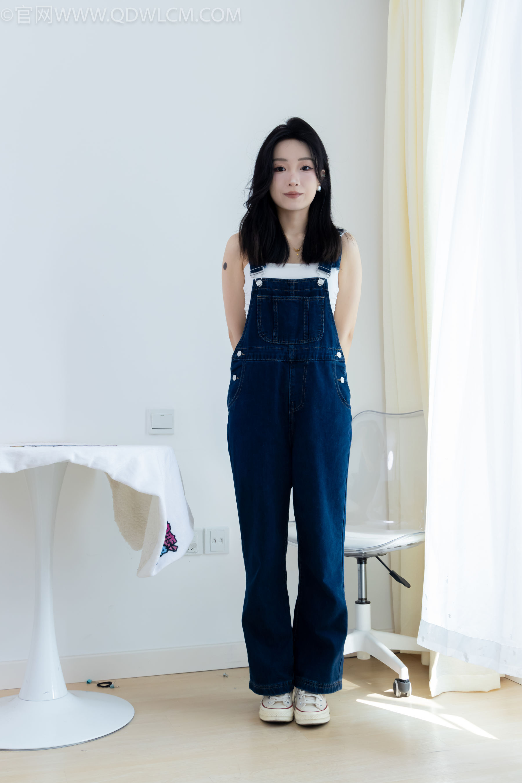 正妹嘟嘟牛仔背带裤居家女友视角写真