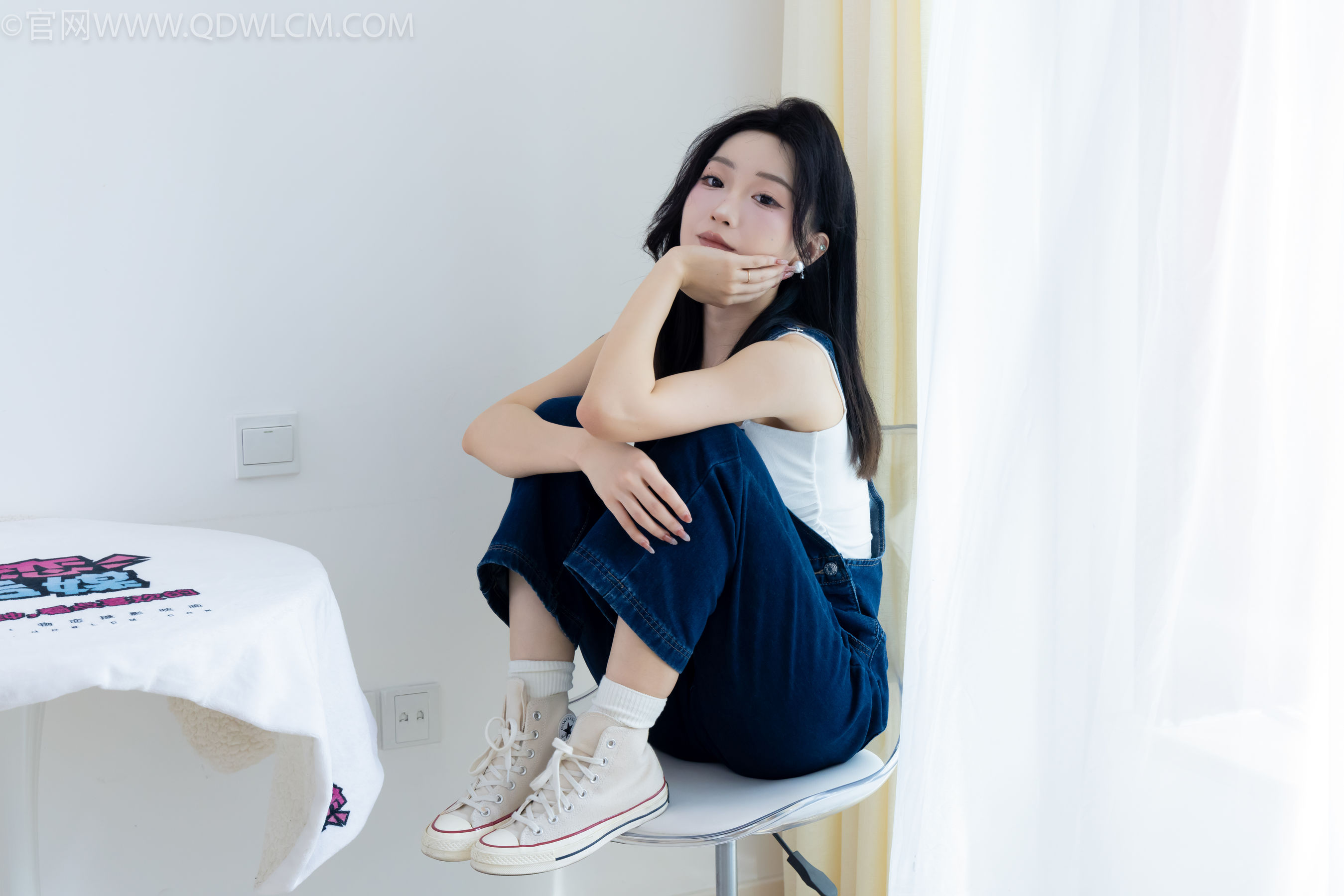 正妹嘟嘟牛仔背带裤居家女友视角写真
