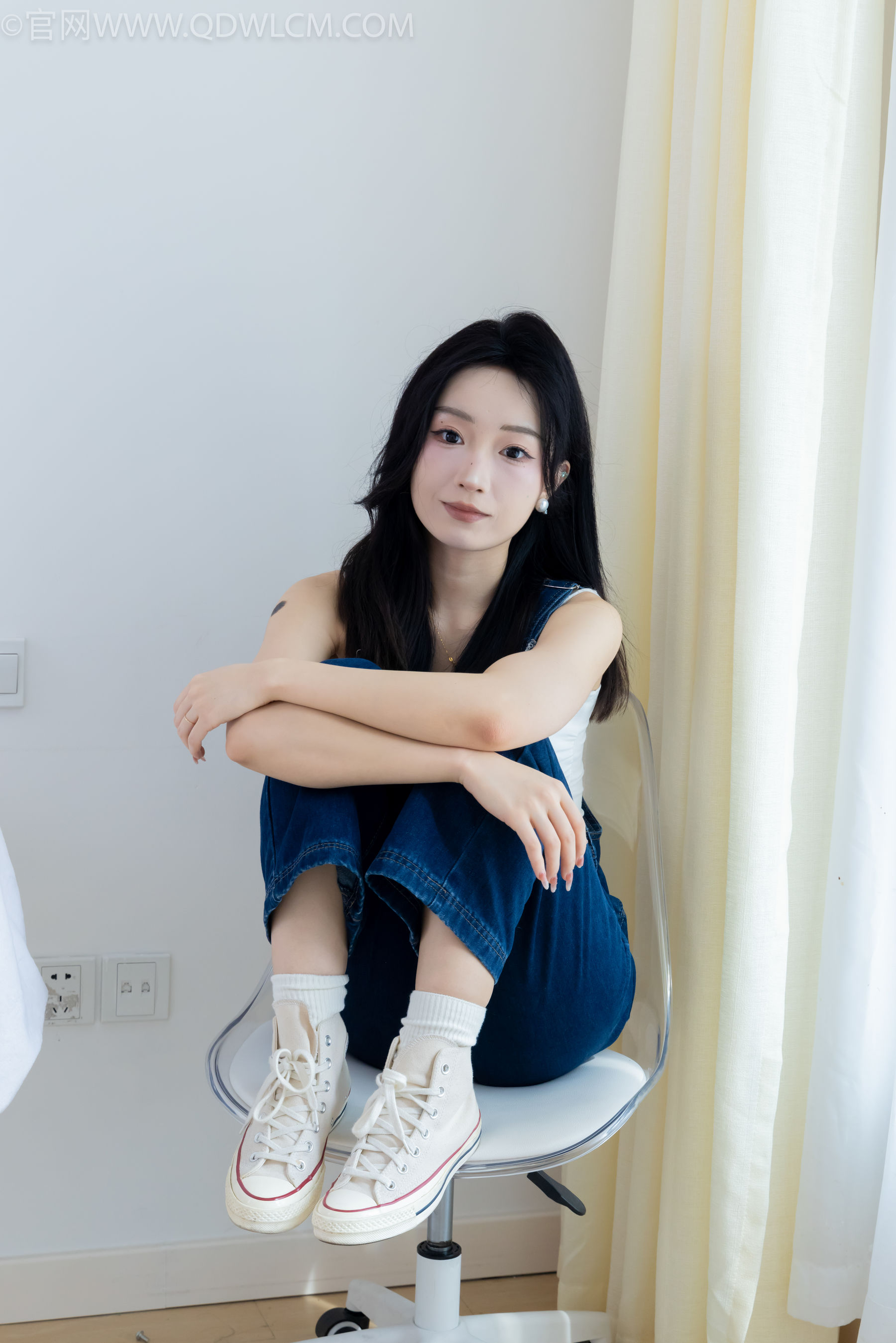 正妹嘟嘟牛仔背带裤居家女友视角写真