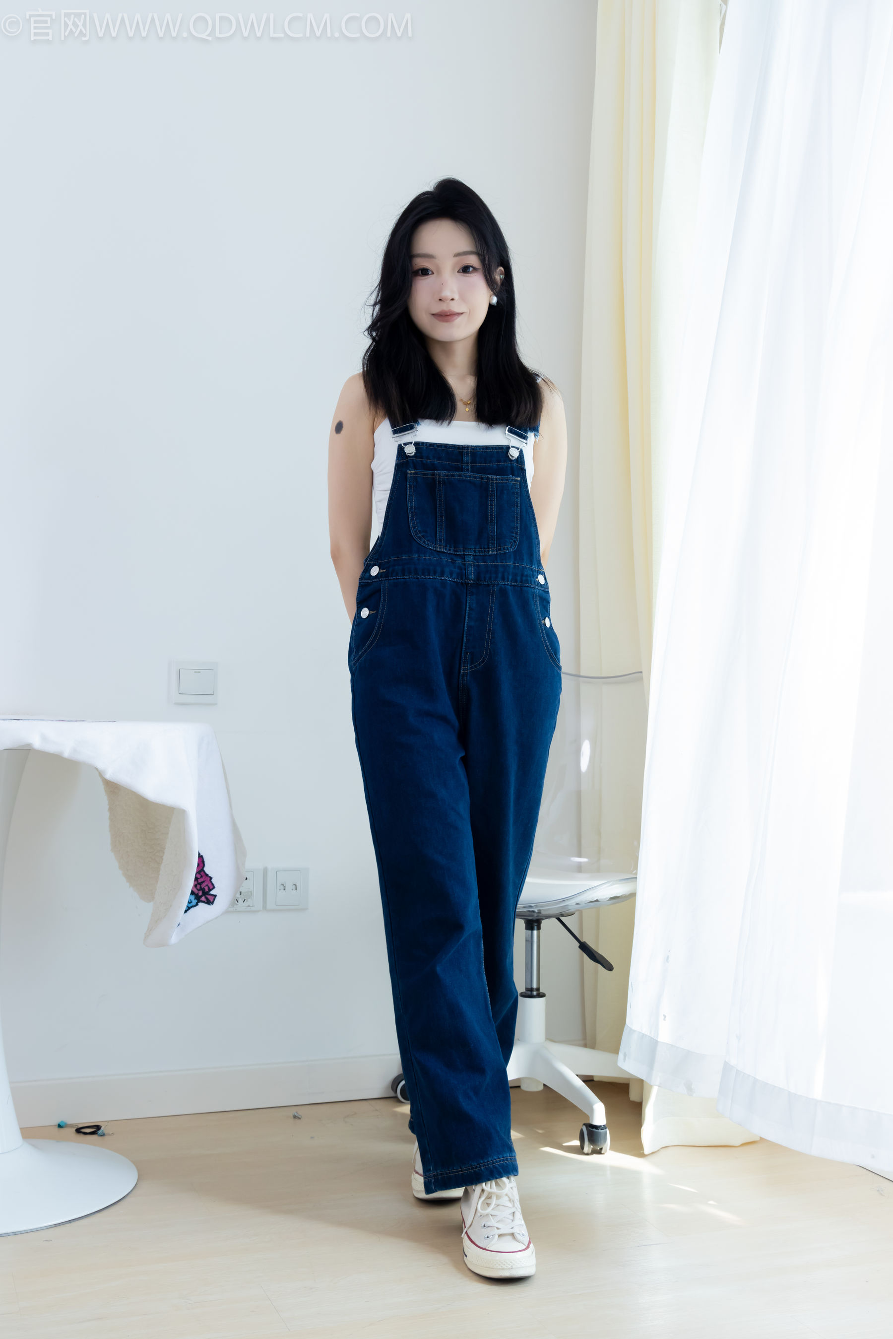 正妹嘟嘟牛仔背带裤居家女友视角写真