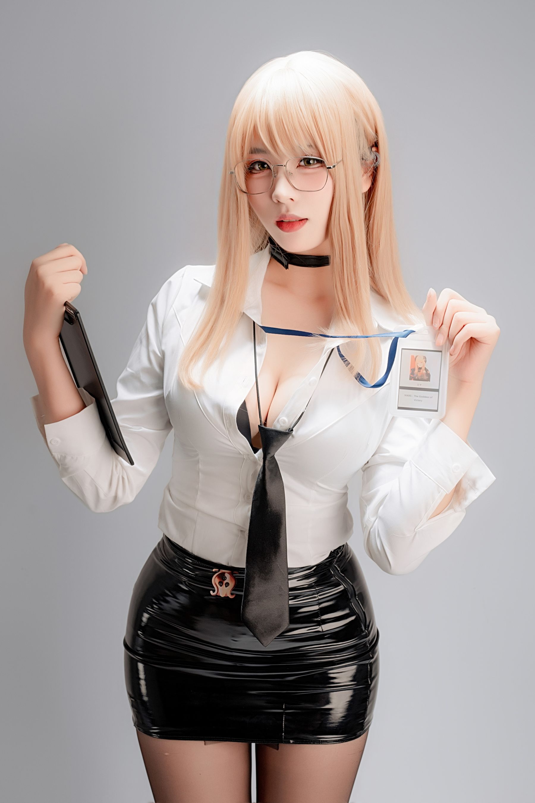 轩萧学姐白衬衫黑短裙COS艾玛OL性感写真