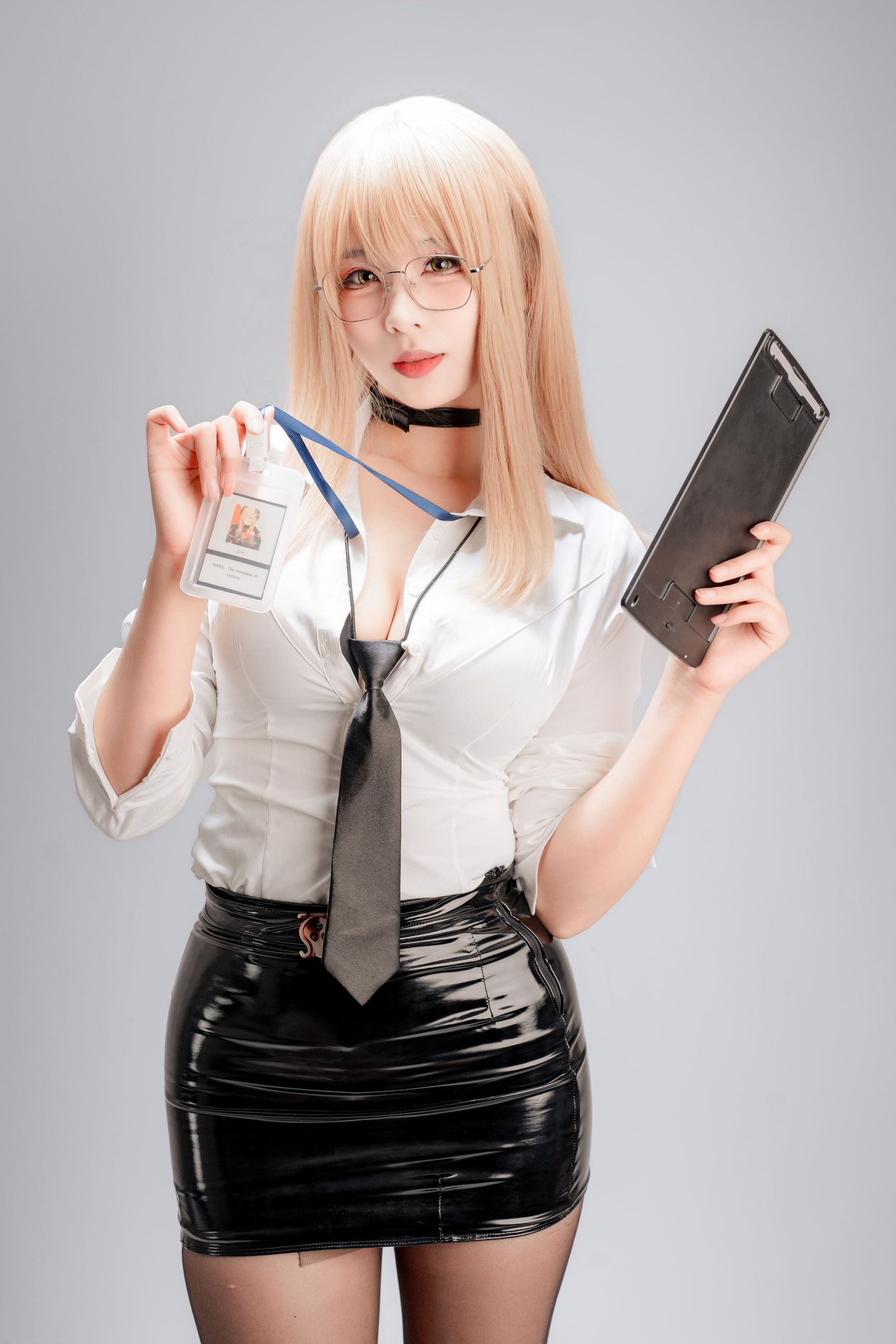 轩萧学姐白衬衫黑短裙COS艾玛OL性感写真