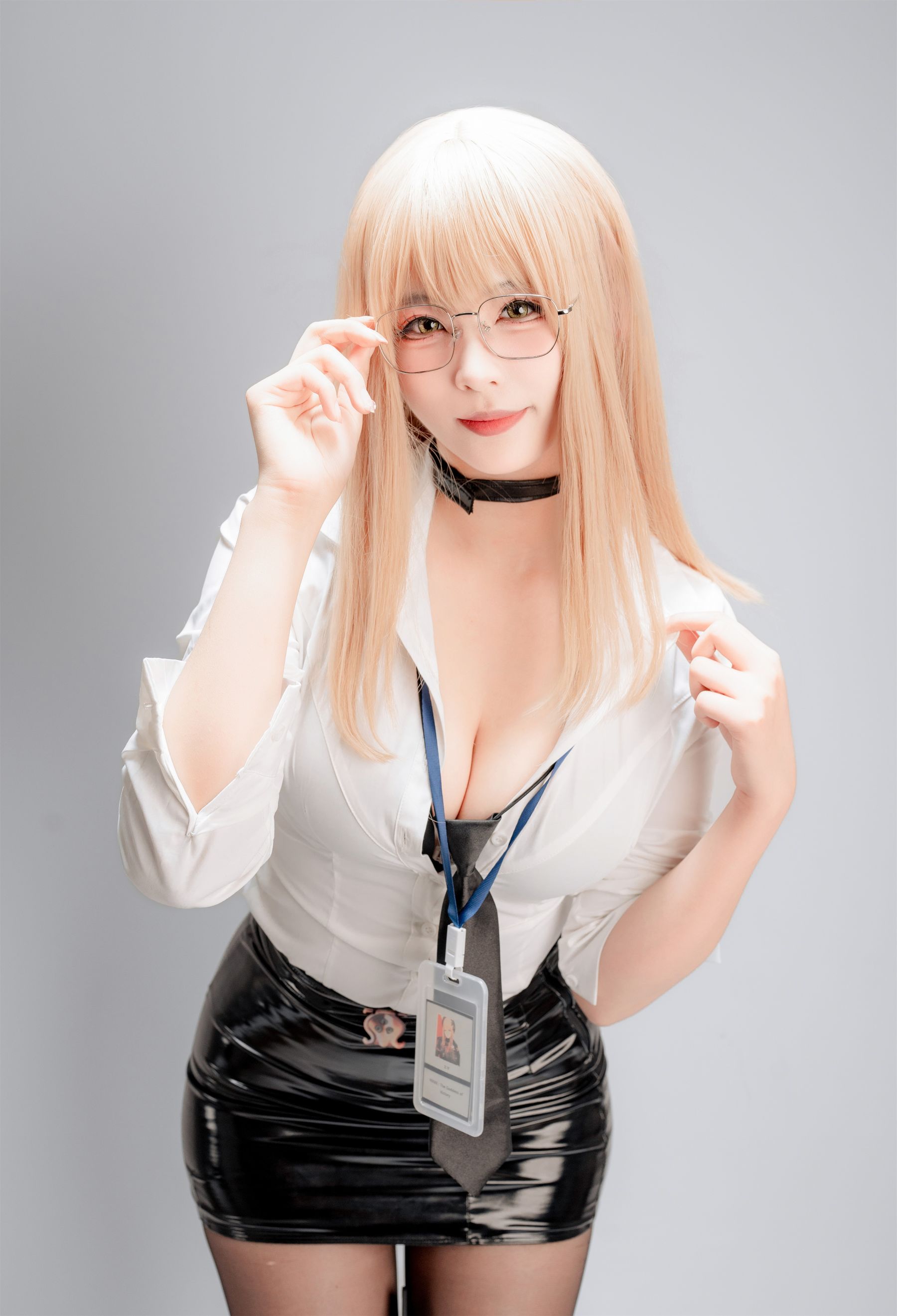 轩萧学姐白衬衫黑短裙COS艾玛OL性感写真