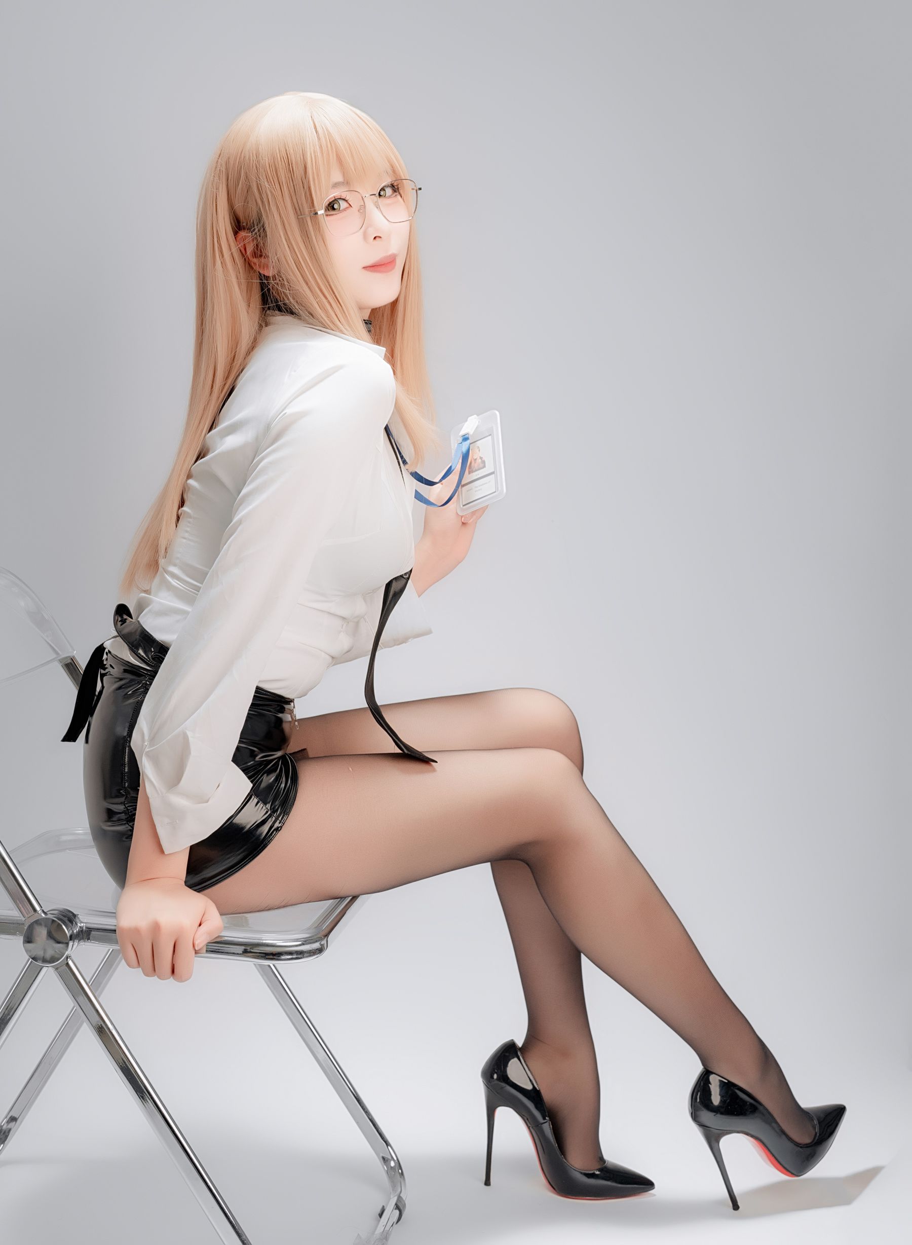 轩萧学姐白衬衫黑短裙COS艾玛OL性感写真