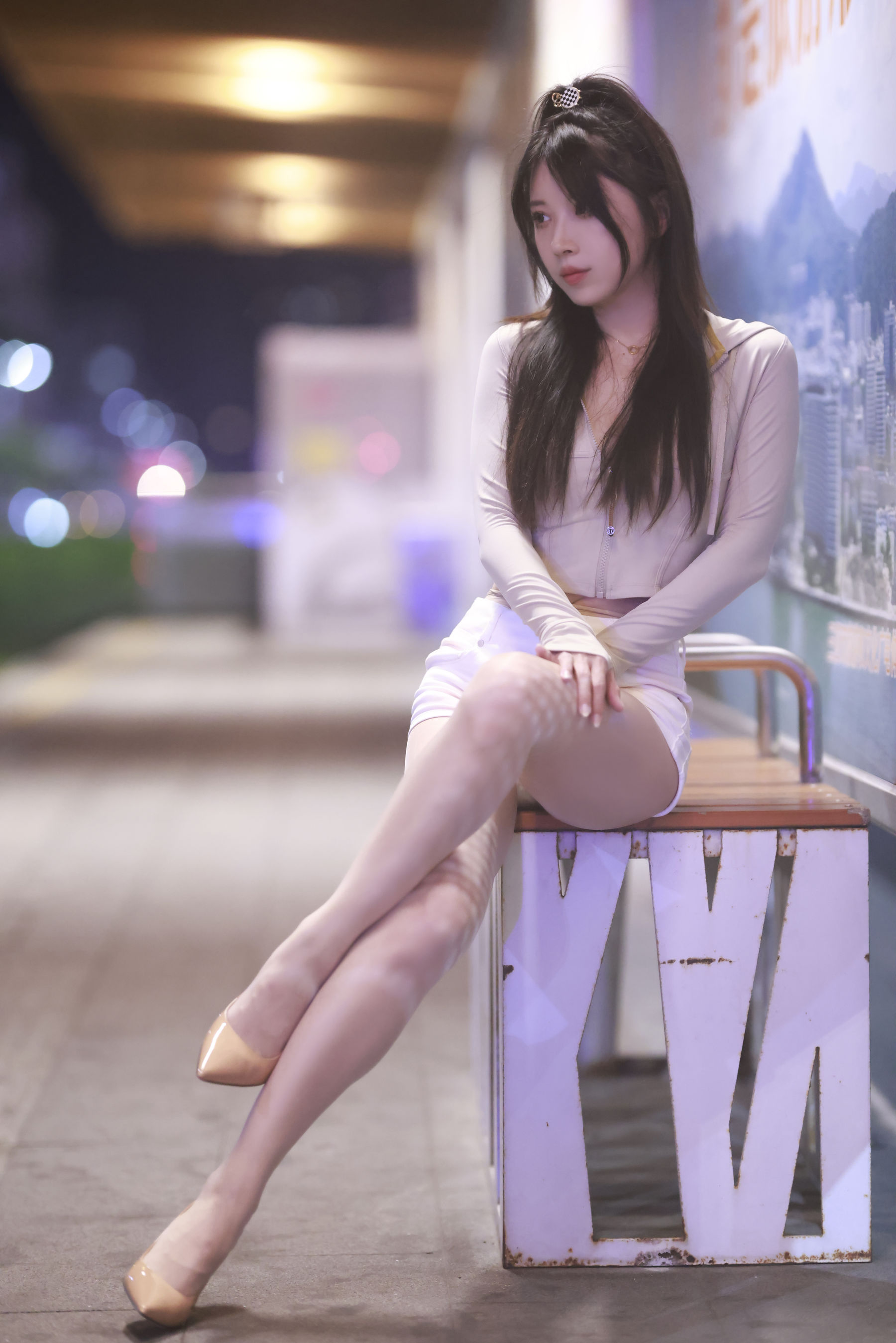 小女巫露娜白色短裤肉丝微露小蛮腰街拍