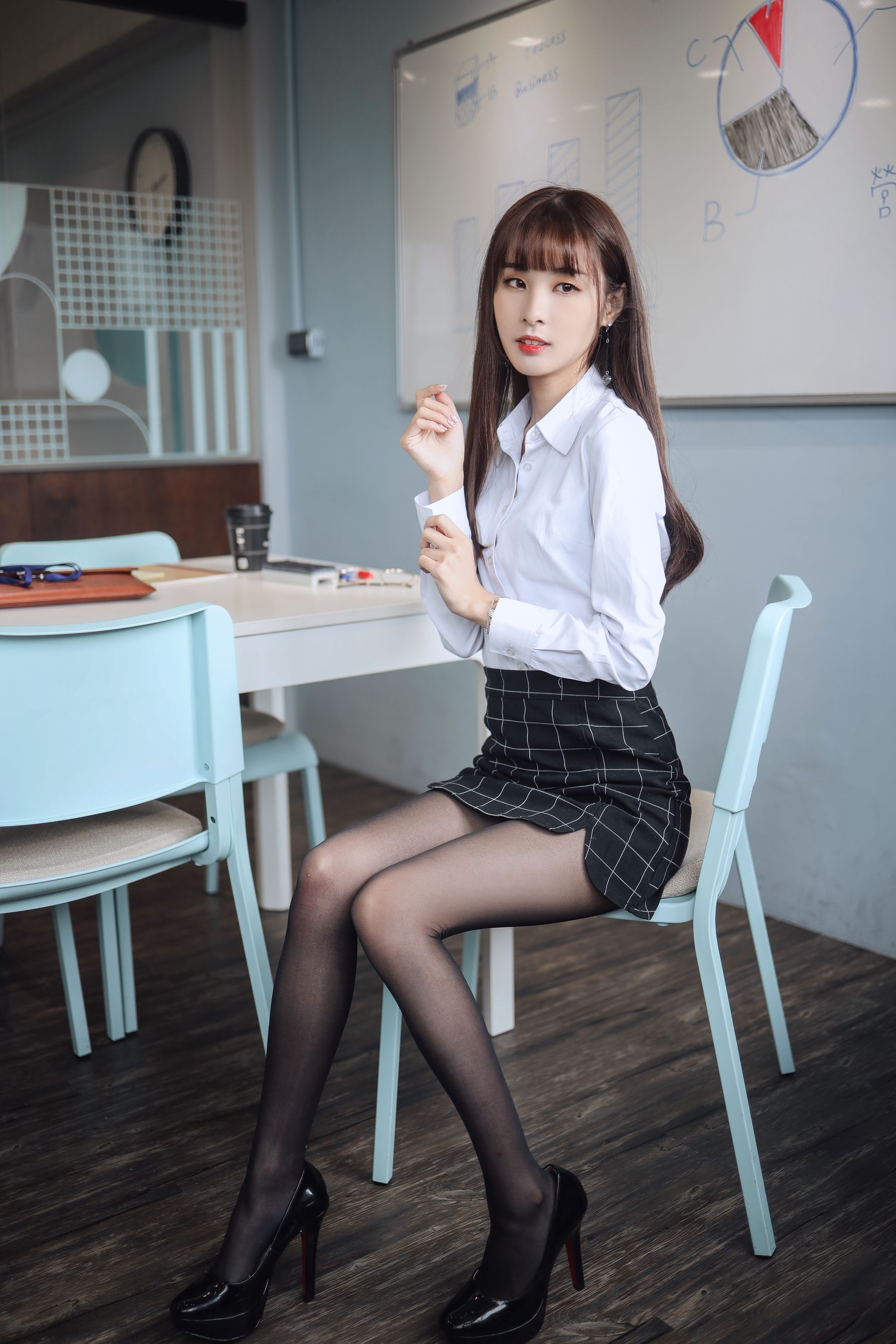 泥泥汝黑丝美腿搭配职场OL白领主题写真