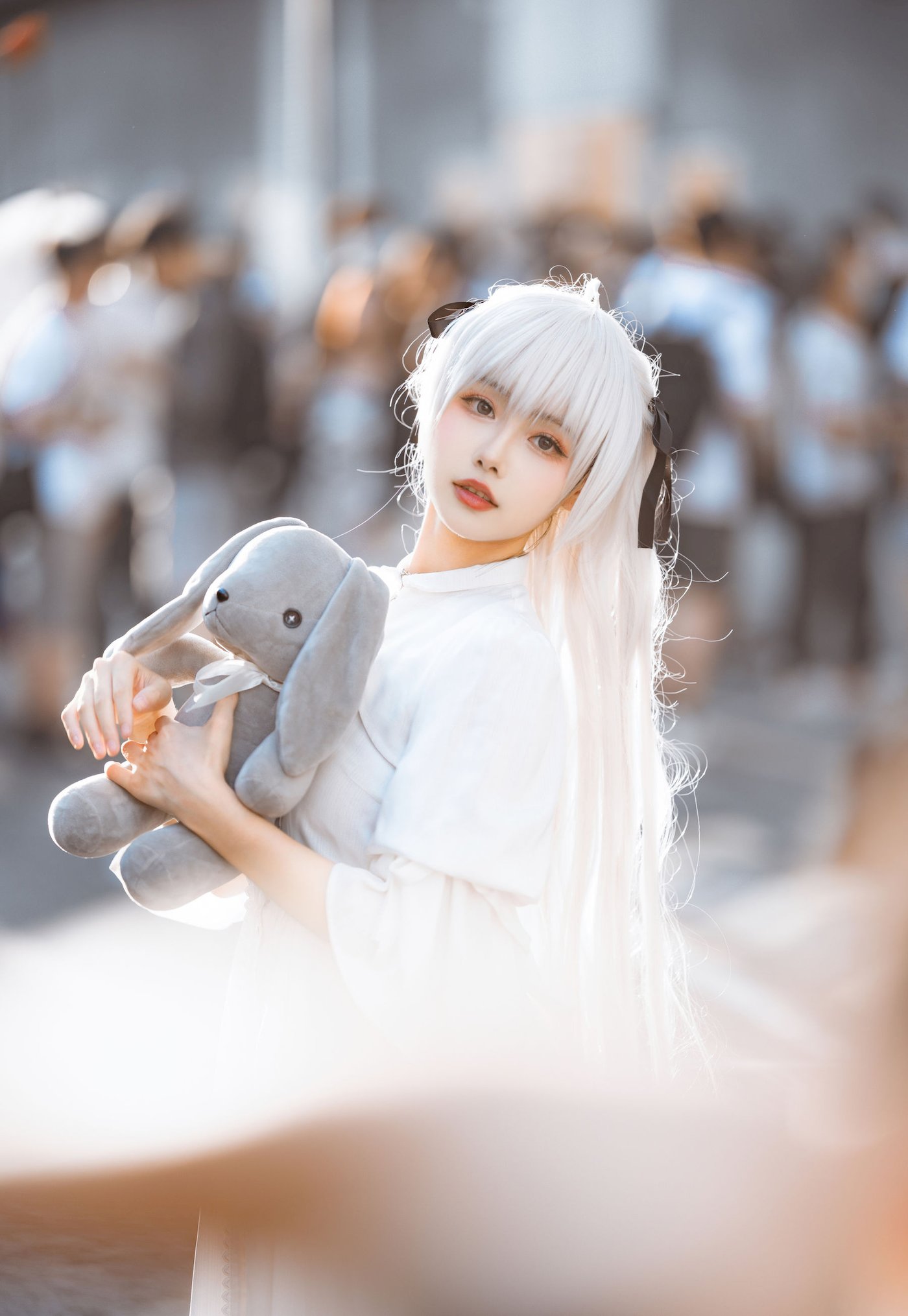 微博妹子Momoko葵葵白色服饰怀抱公仔小熊阳光街拍-御萝部落-御萝部落