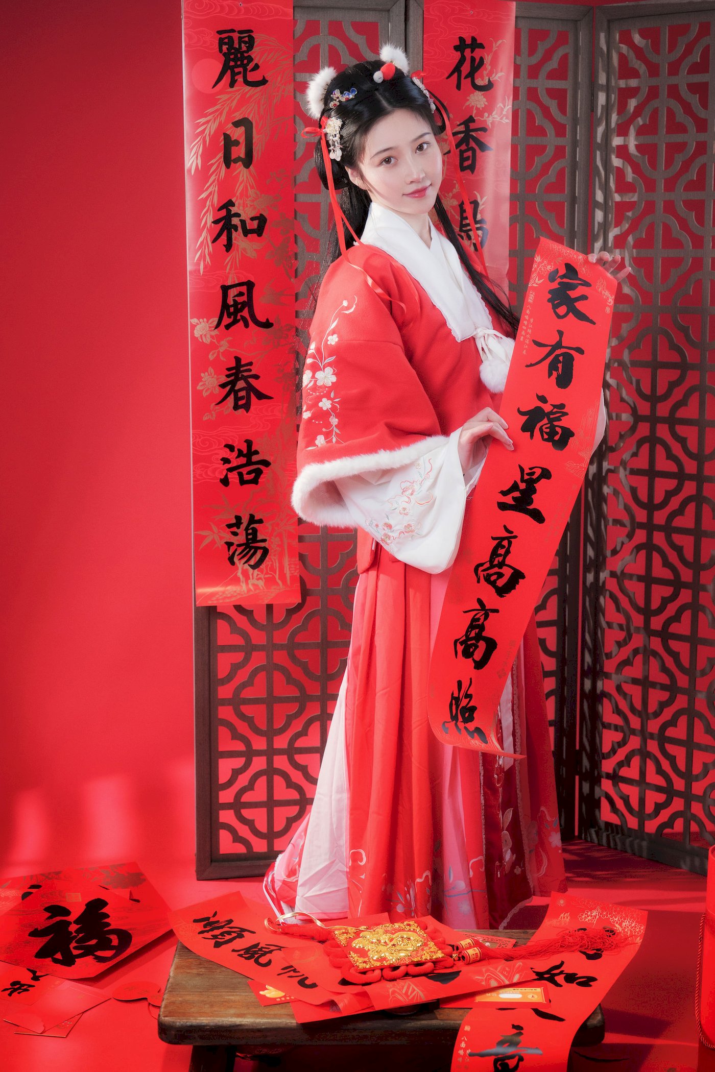 网络美女Nnian红色古典服饰龙年吉祥主题