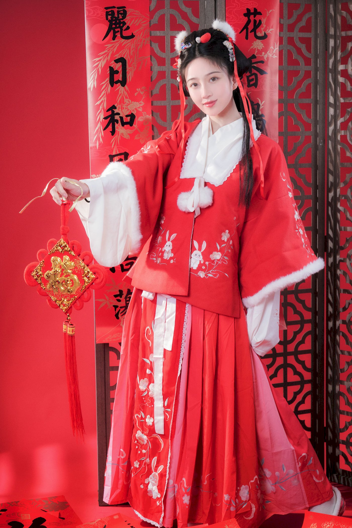 网络美女Nnian红色古典服饰龙年吉祥主题