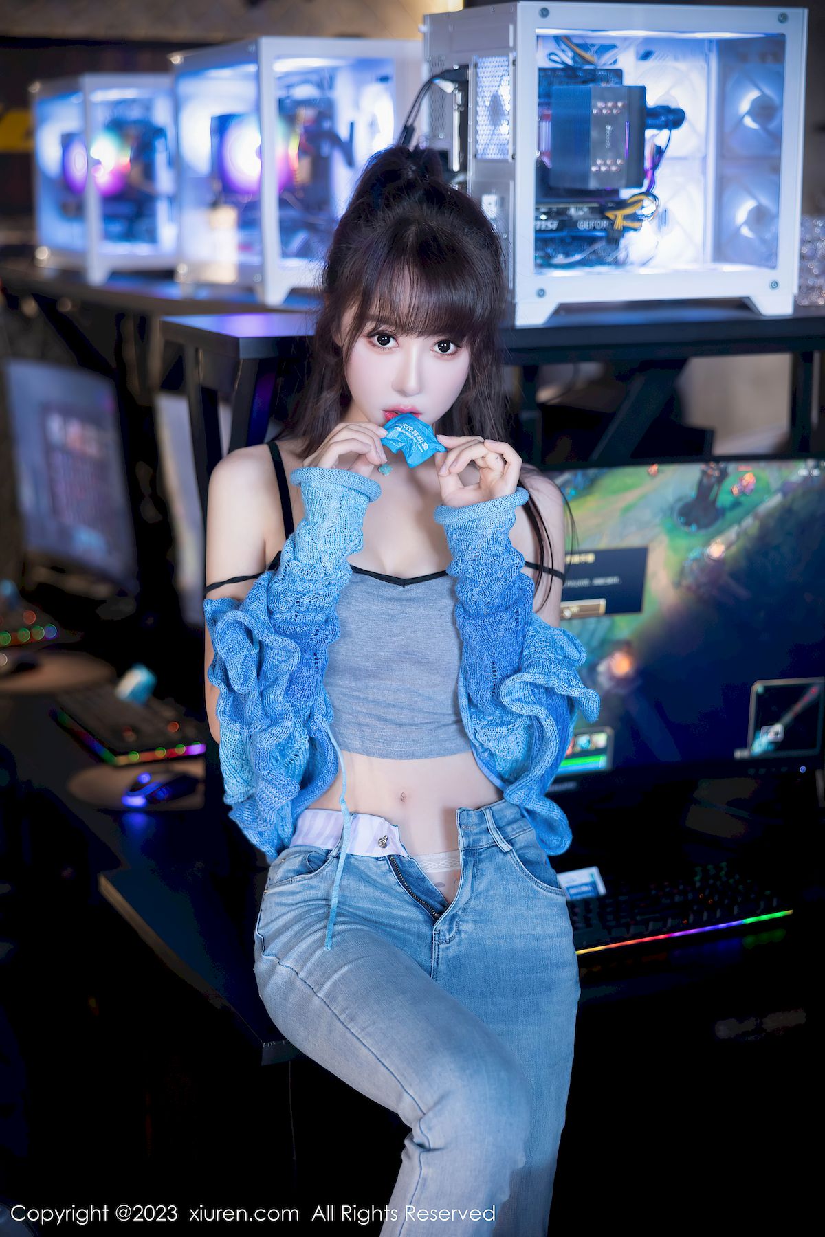 白笑笑蓝色上衣搭配简约牛仔裤性感写真