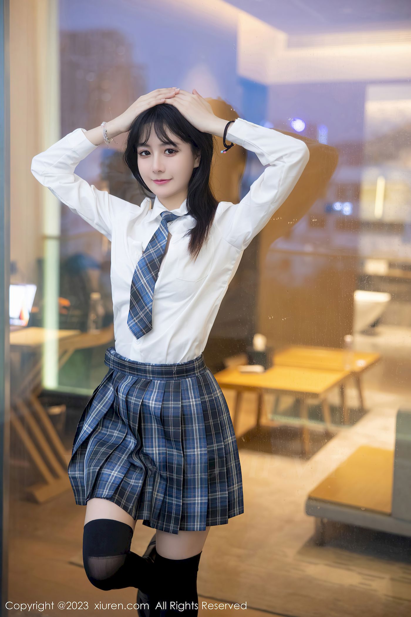 幼幼学妹制服格子裙搭配长筒袜性感写真