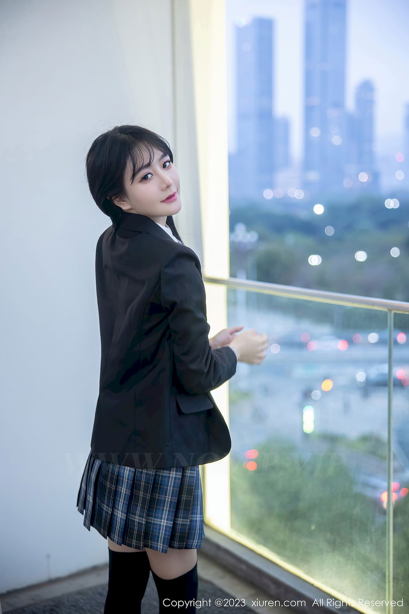 幼幼学妹制服格子裙搭配长筒袜性感写真