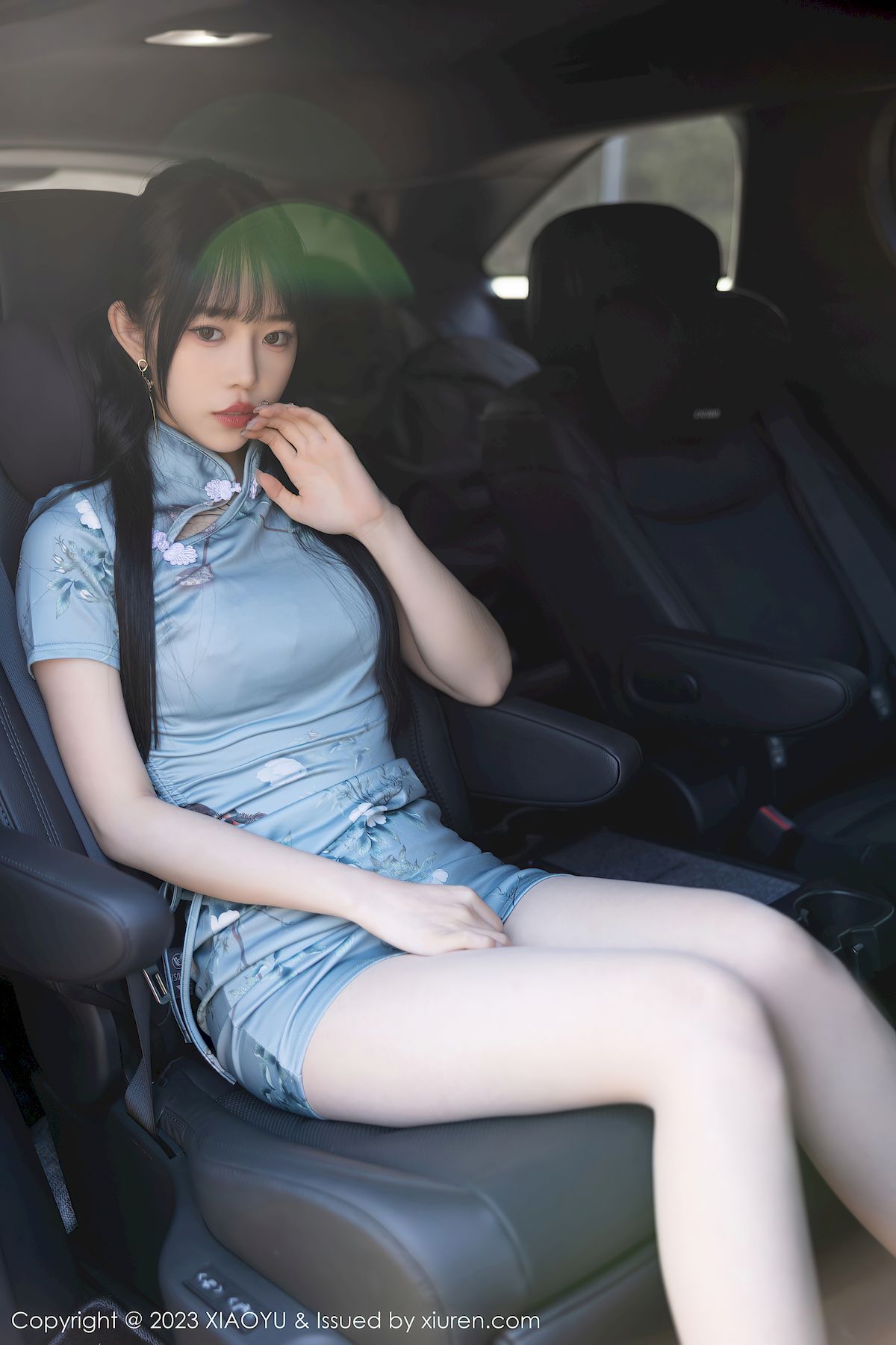 小奶瓶呜呜蓝灰色带图案旗袍服饰性感写真