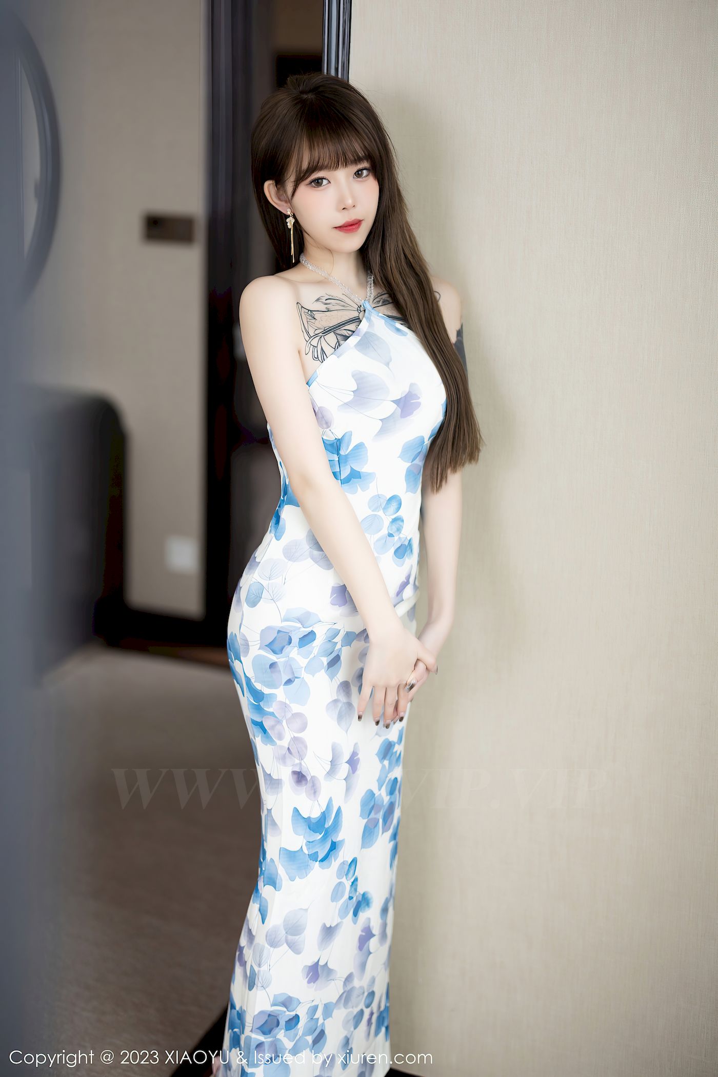 小奶瓶呜呜露肩连衣裙极致美腿性感写真