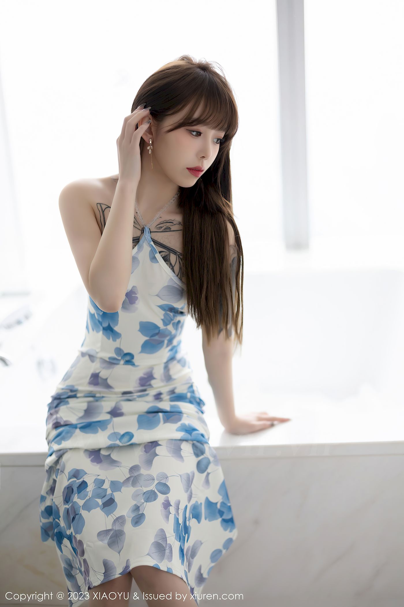 小奶瓶呜呜露肩连衣裙极致美腿性感写真