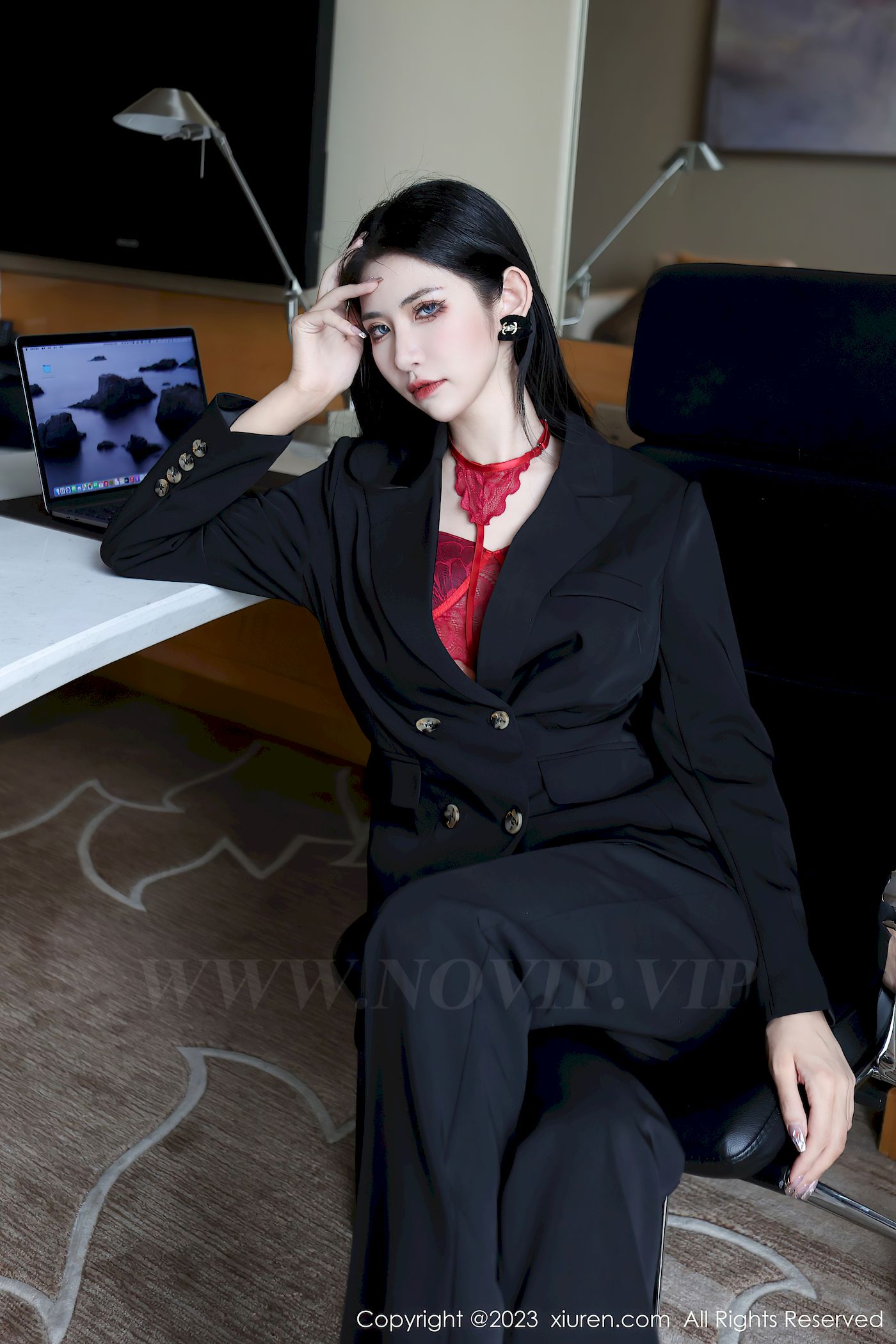 秀人网新人模特依娜Yina深色西服搭配简约长裤首套写真-御萝部落-御萝部落
