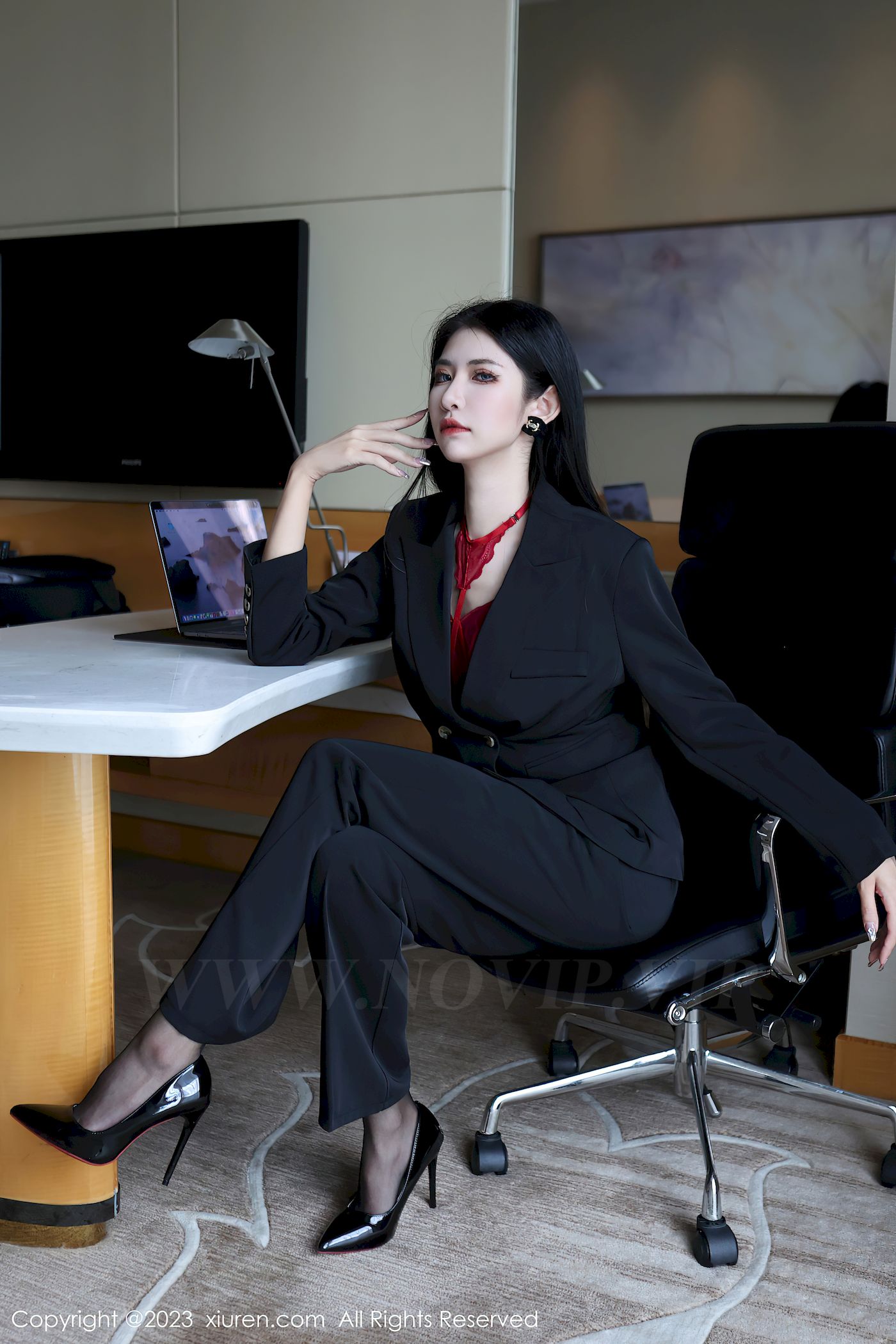 依娜Yina深色西服搭配简约长裤首套写真