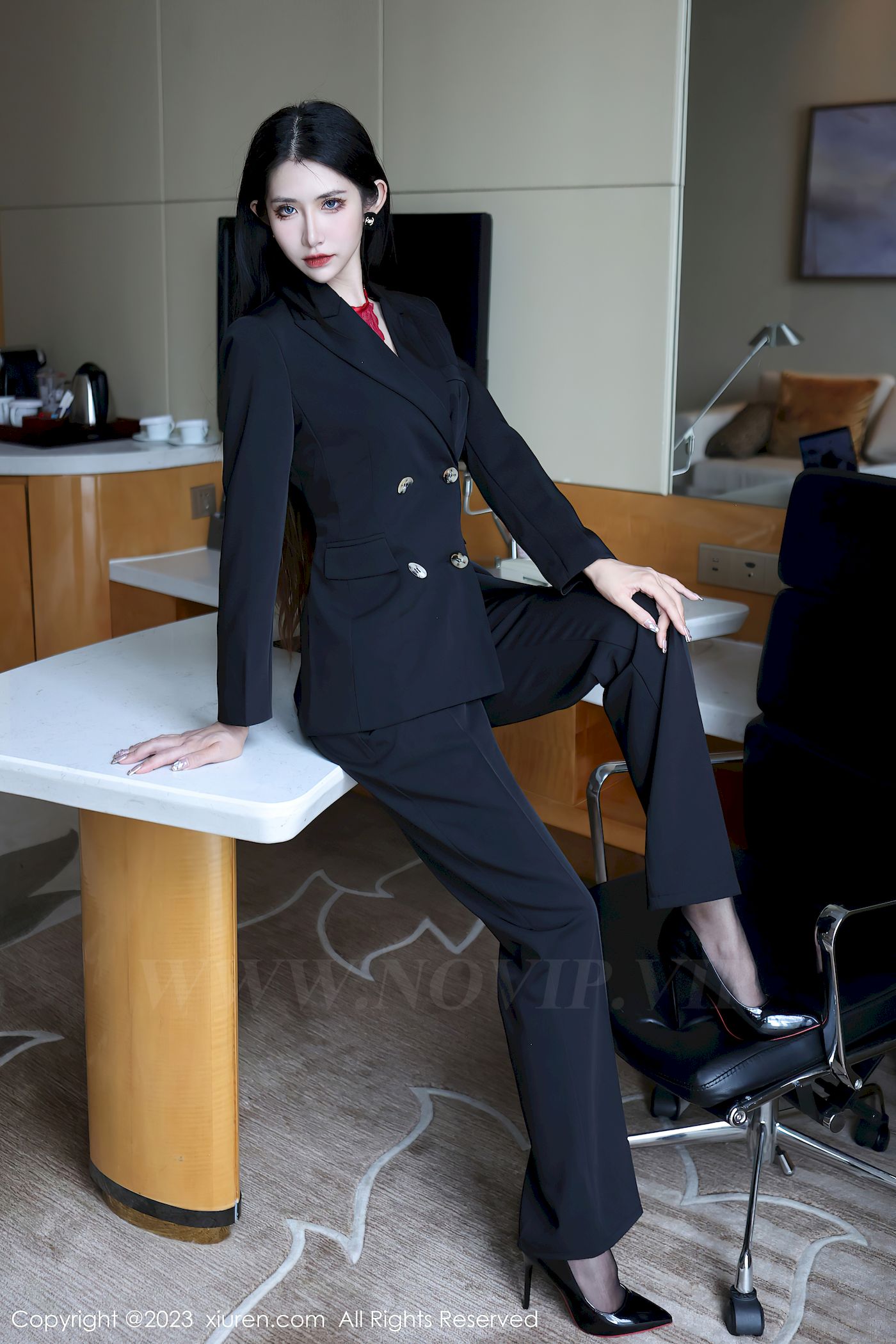 依娜Yina深色西服搭配简约长裤首套写真