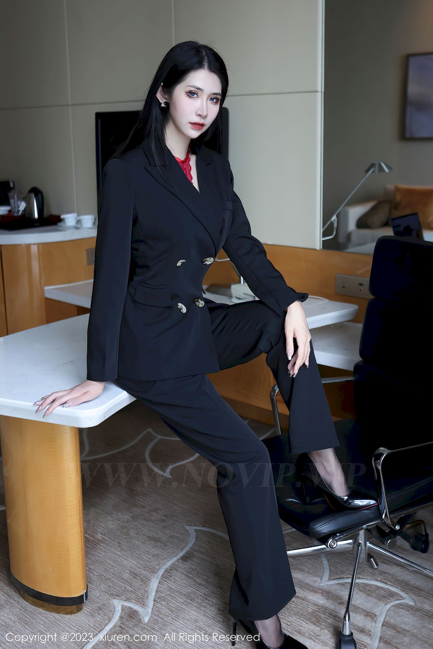 依娜Yina深色西服搭配简约长裤首套写真
